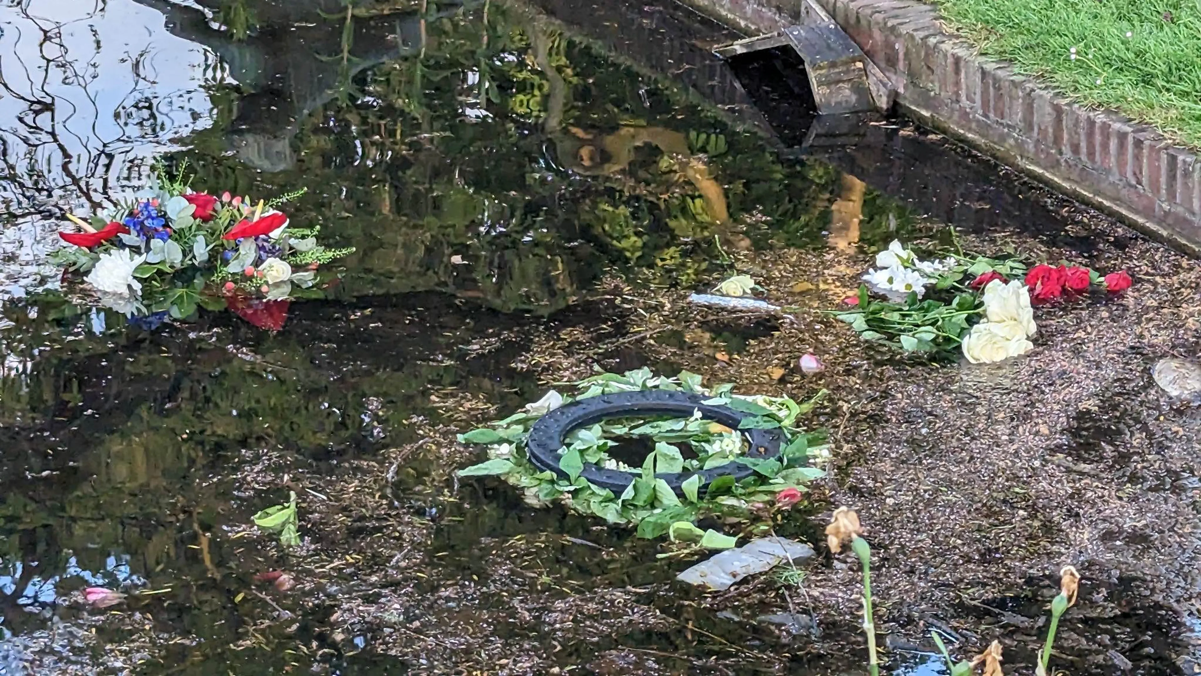 Kransen in water gesmeten na Dodenherdenking in Rijswijk: 'Misselijkmakend'