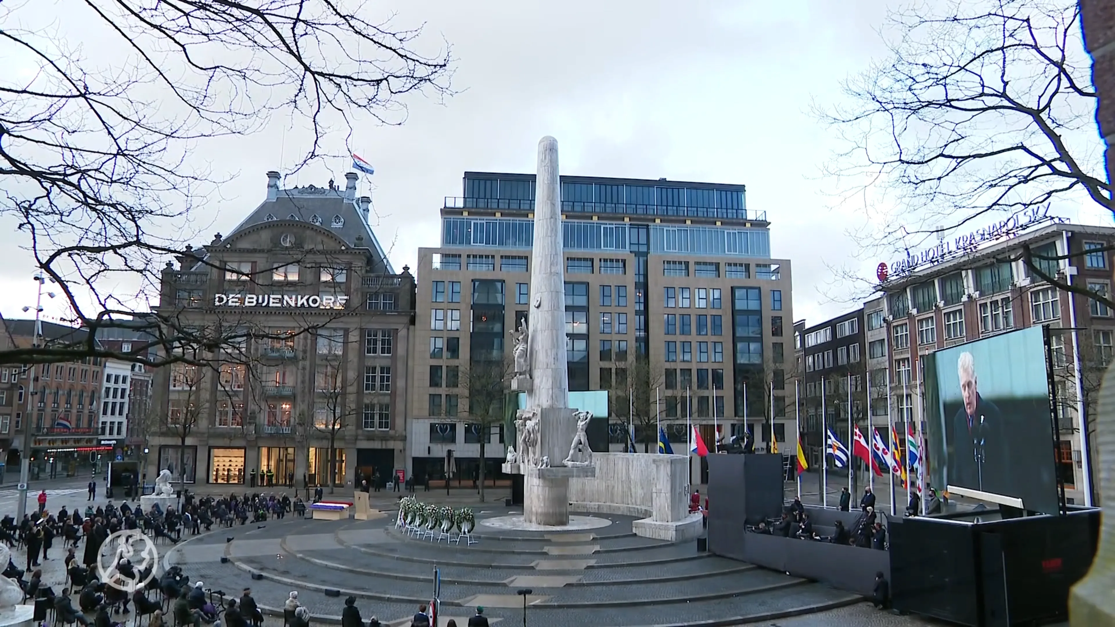 Oeps! Vlag Overijssel hangt ondersteboven tijdens herdenking op de Dam