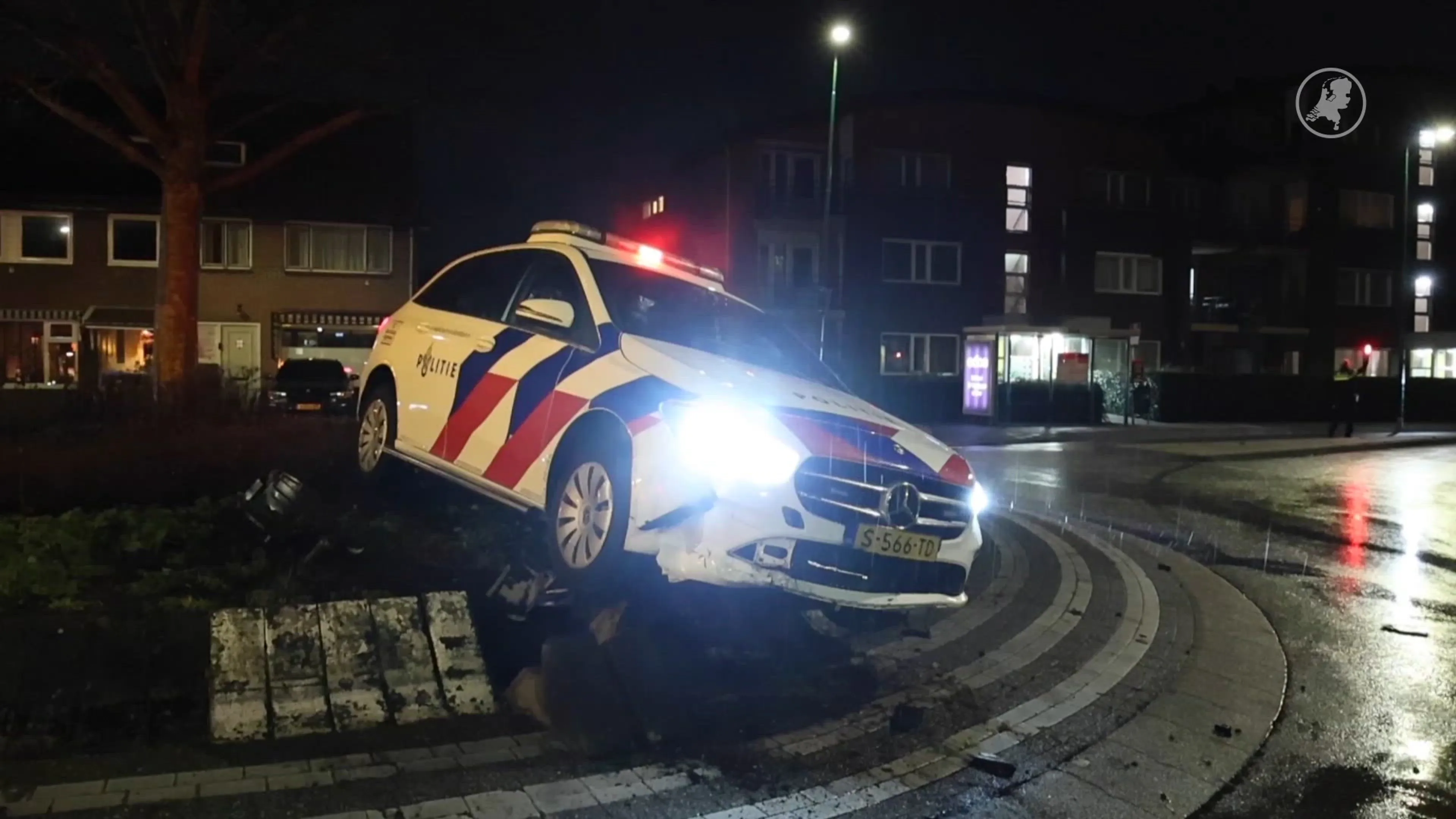 Ravage na achtervolging waarbij voortvluchtige en politiewagen crashen