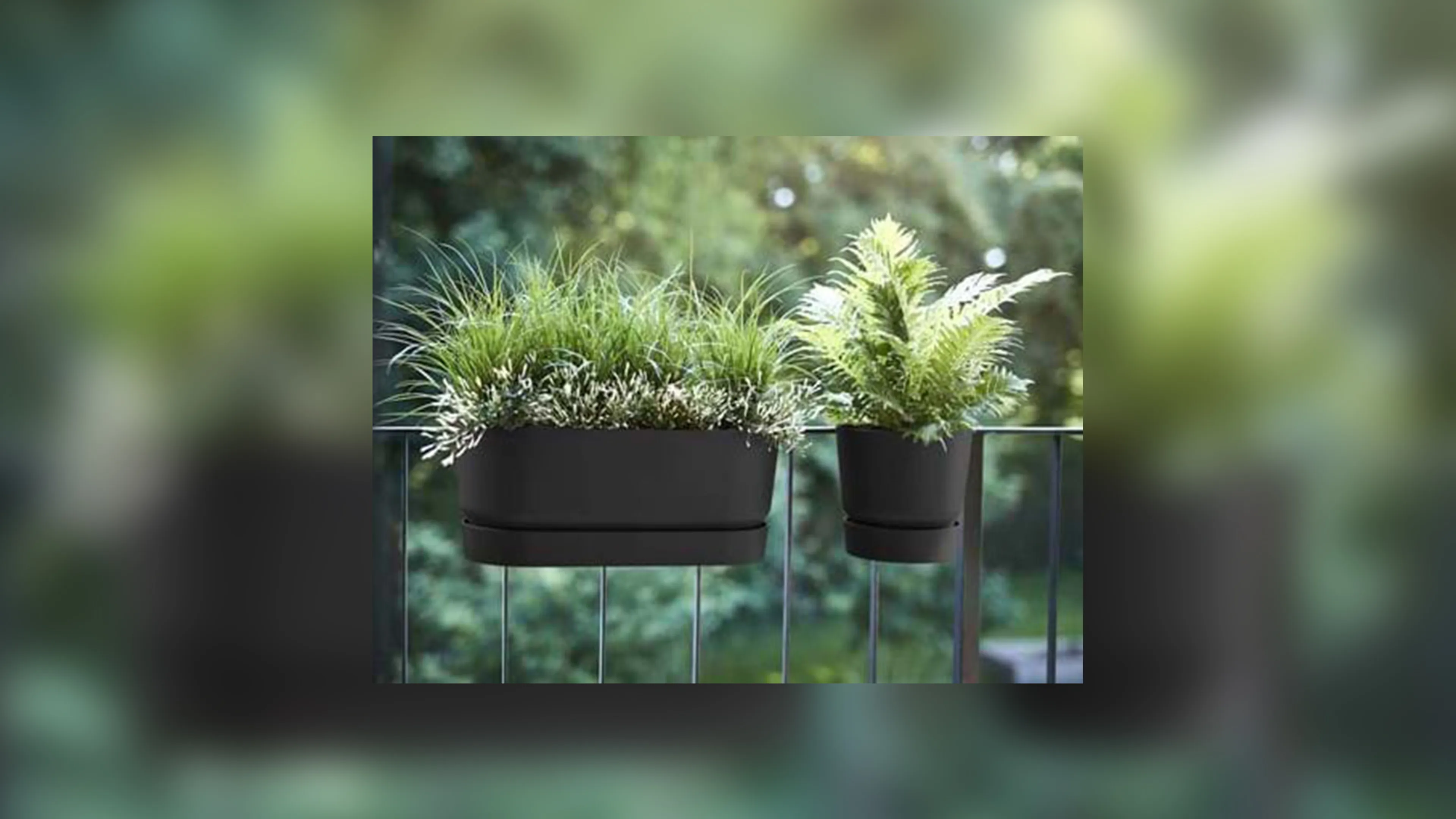 Waarschuwing voor plantenbak die naar beneden kan vallen