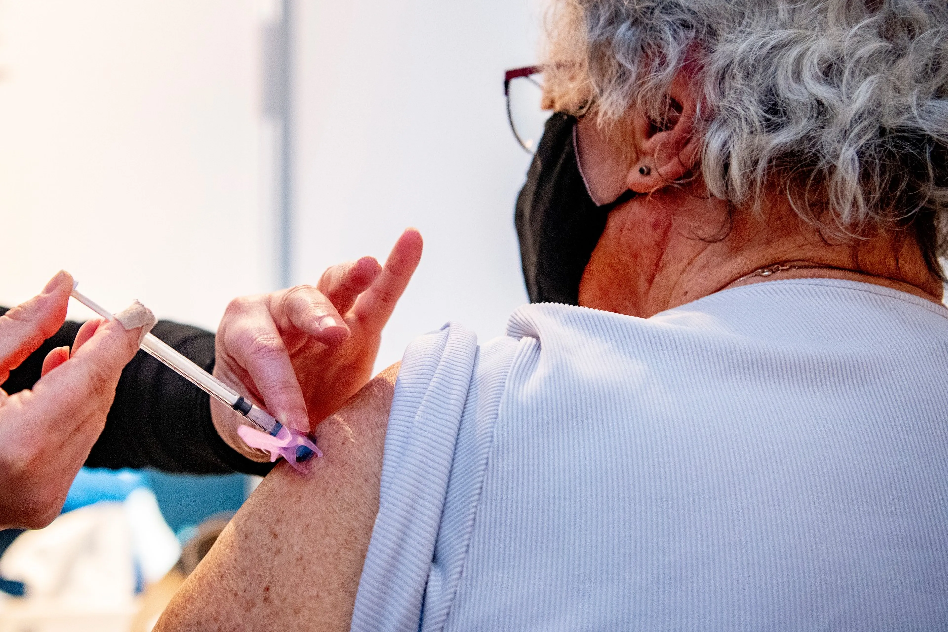 AstraZenenca-weigeraars krijgen vanaf 5 juni uitnodiging voor prik met ander vaccin