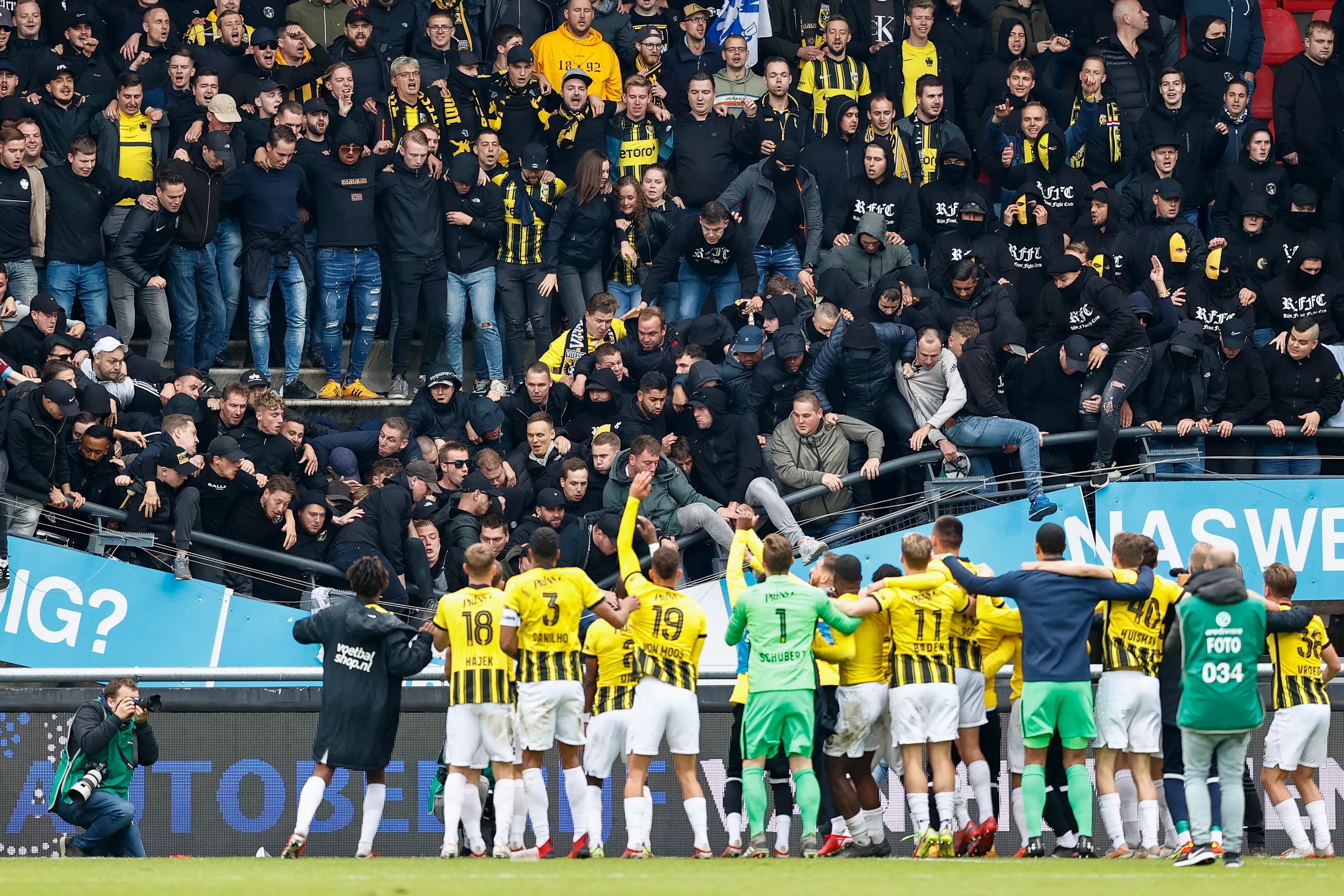 Tribune stort in na NEC-Vitesse, feestvierende Arnhemse supporters vallen naar beneden