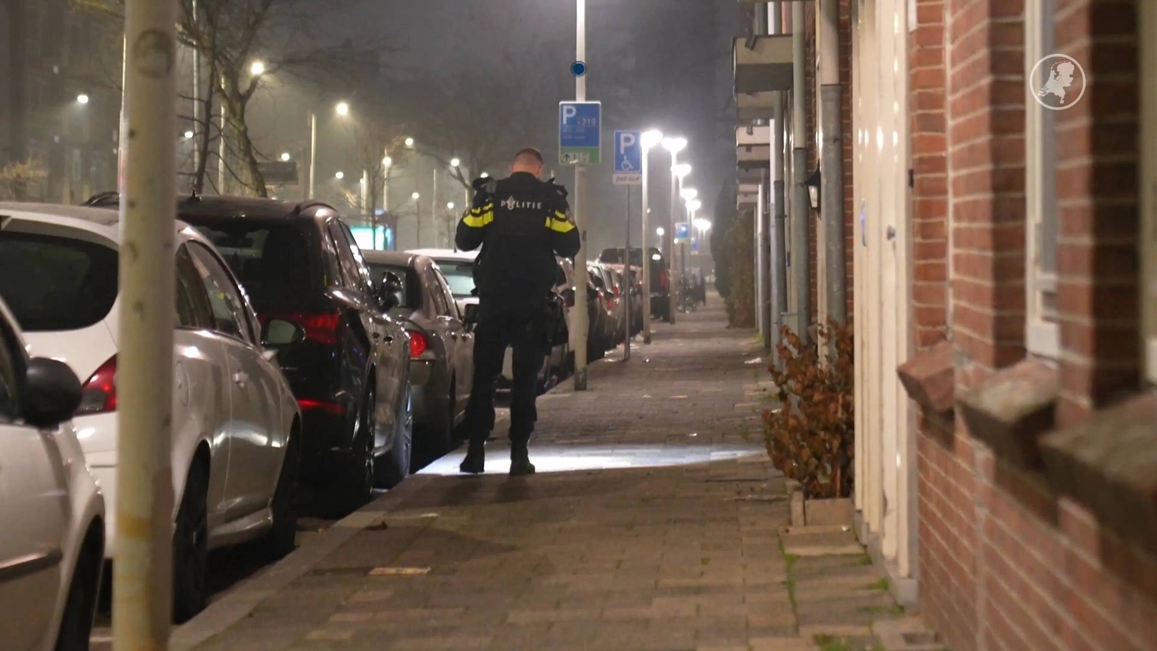 Woning Rotterdam beschoten, vier kogelgaten in voordeur