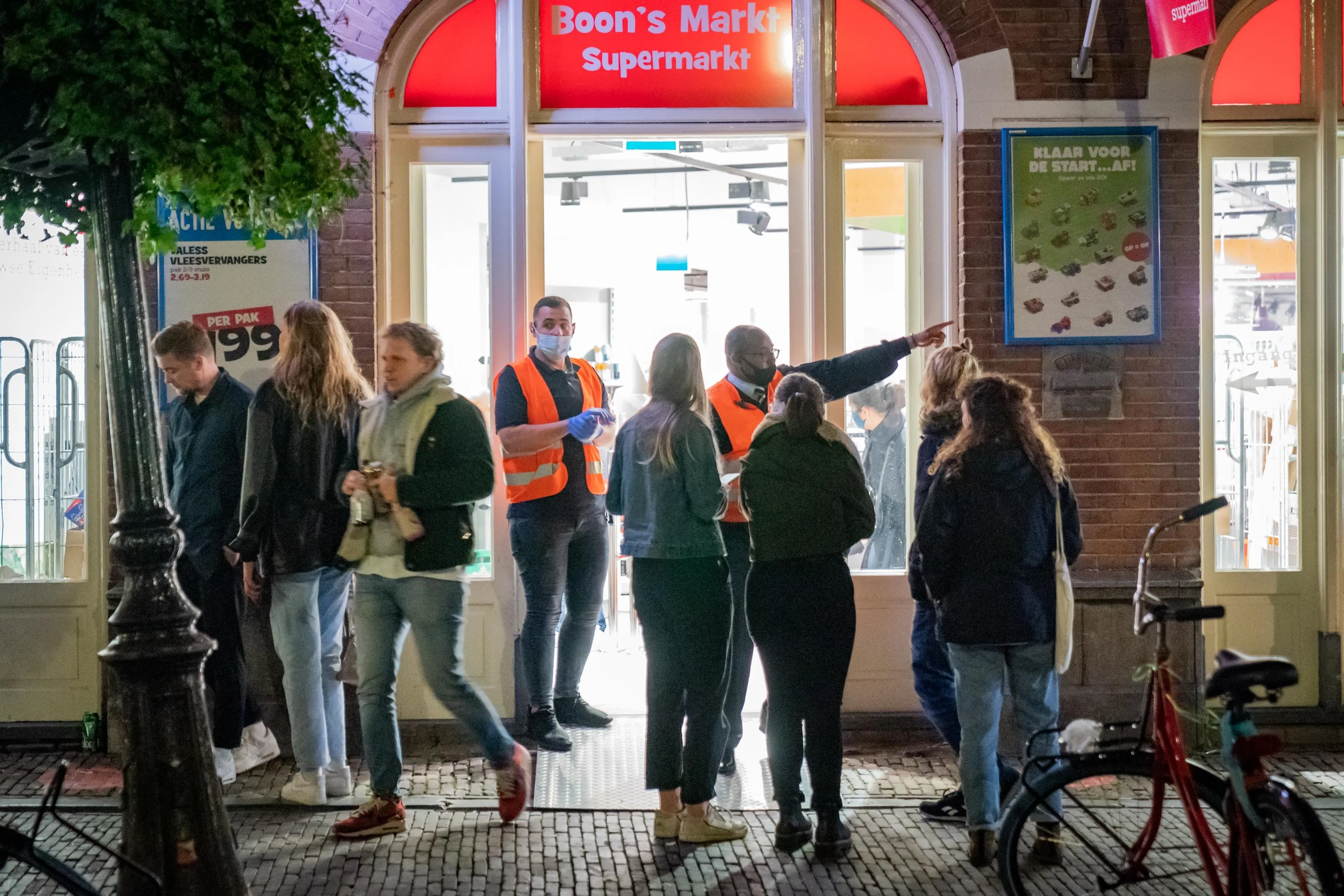 Koninklijke Horeca Nederland kijkt met afgrijzen naar lange rijen voor nachtwinkels