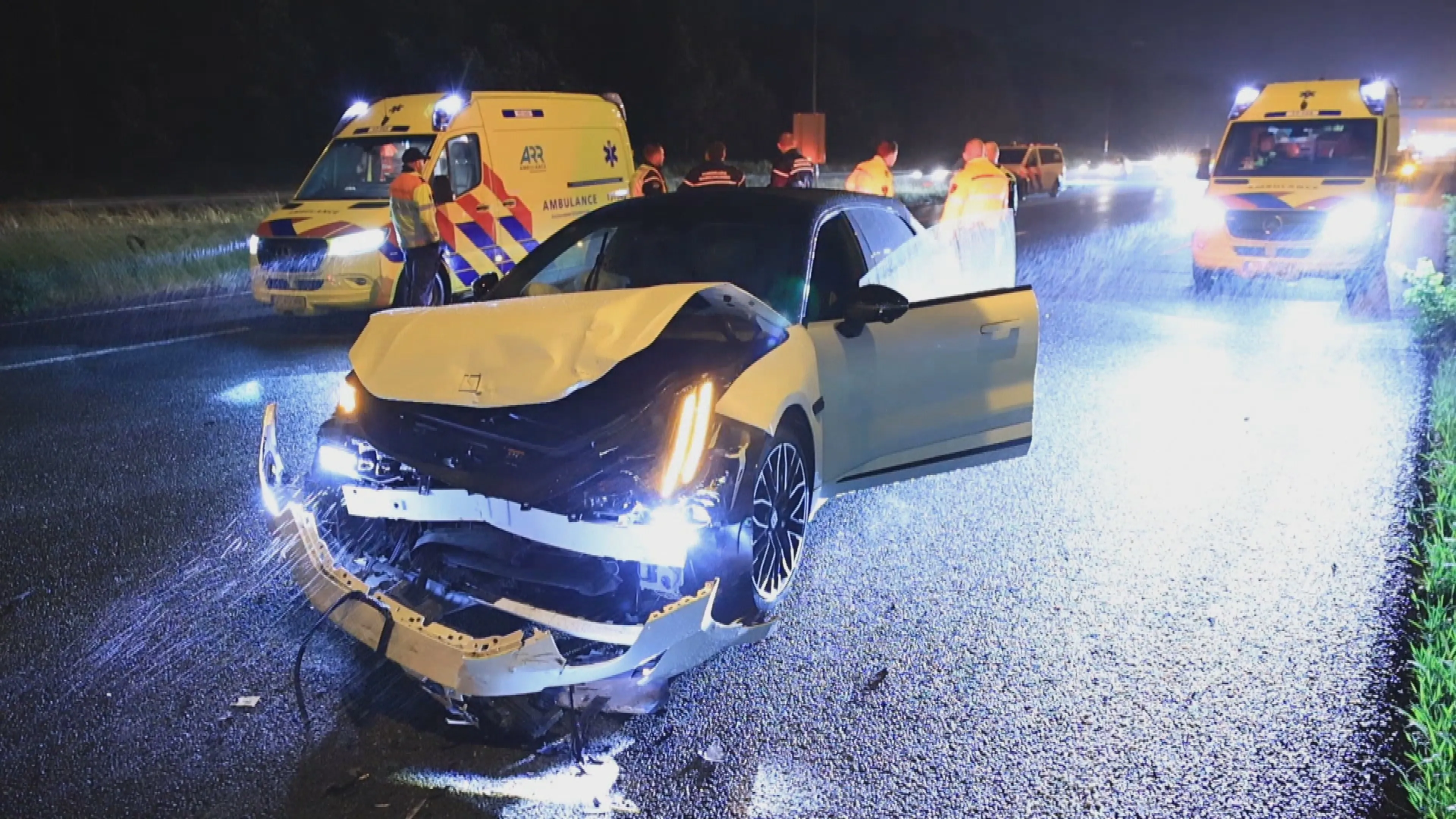Auto vlucht voor marechaussee en crasht op A13: vijf gewonden