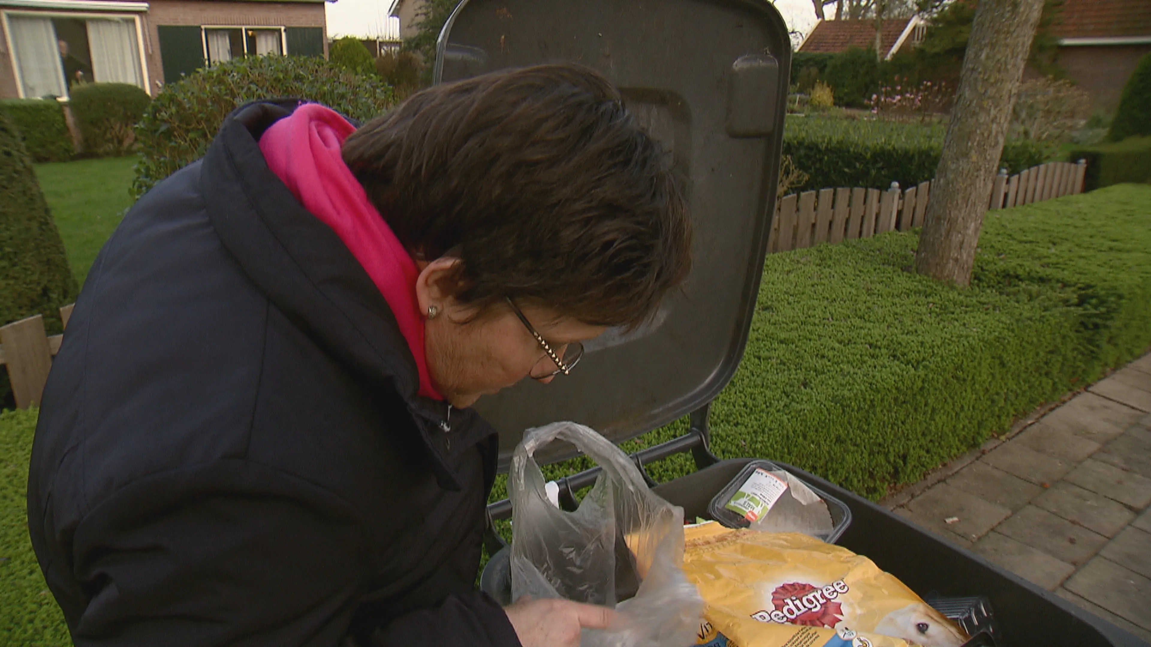 Honderd euro boete en op verhoor om aardappelschil tussen plastic afval