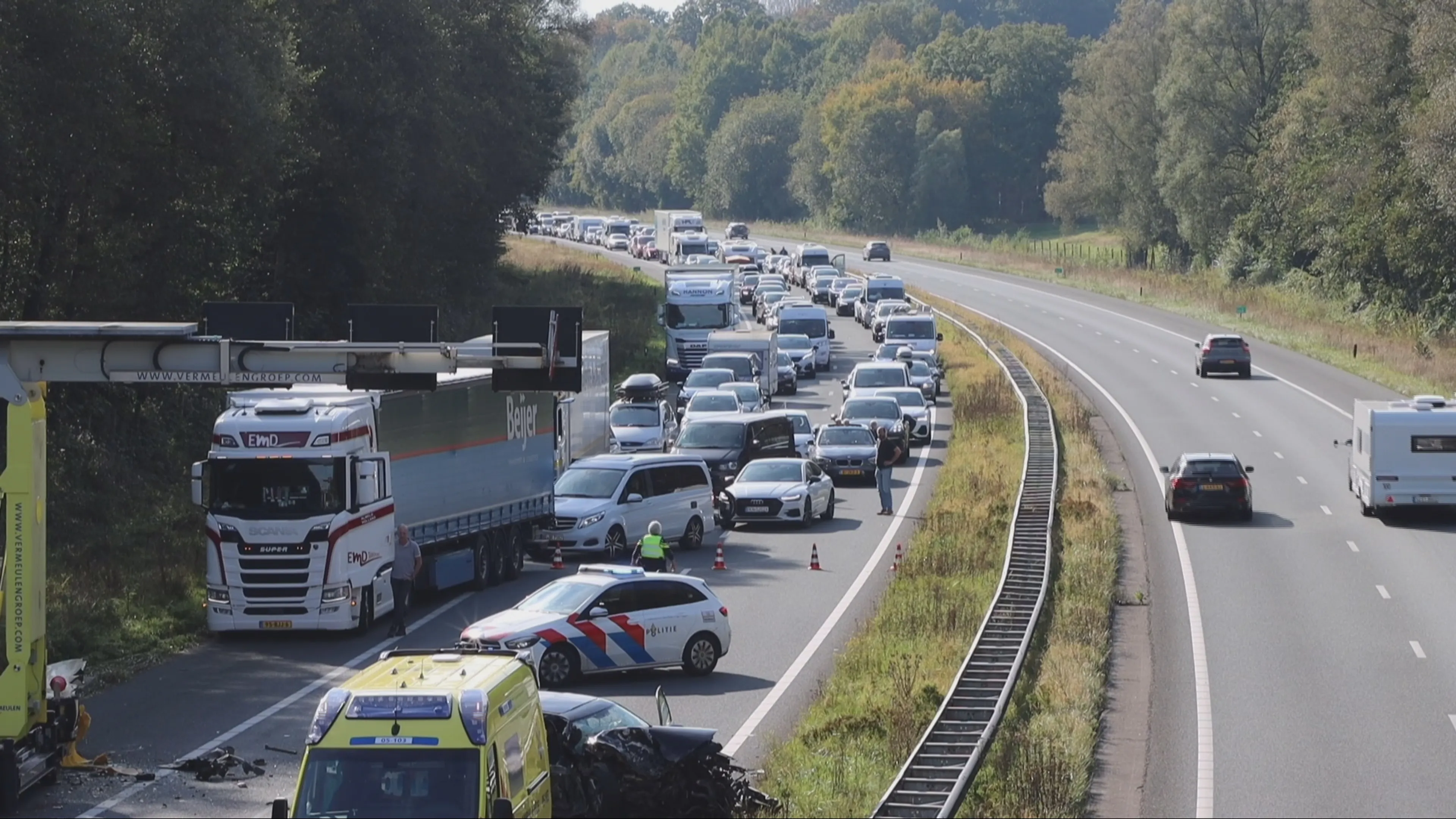 Automobilist klapt frontaal op tekstwagen bij grensovergang Duitsland