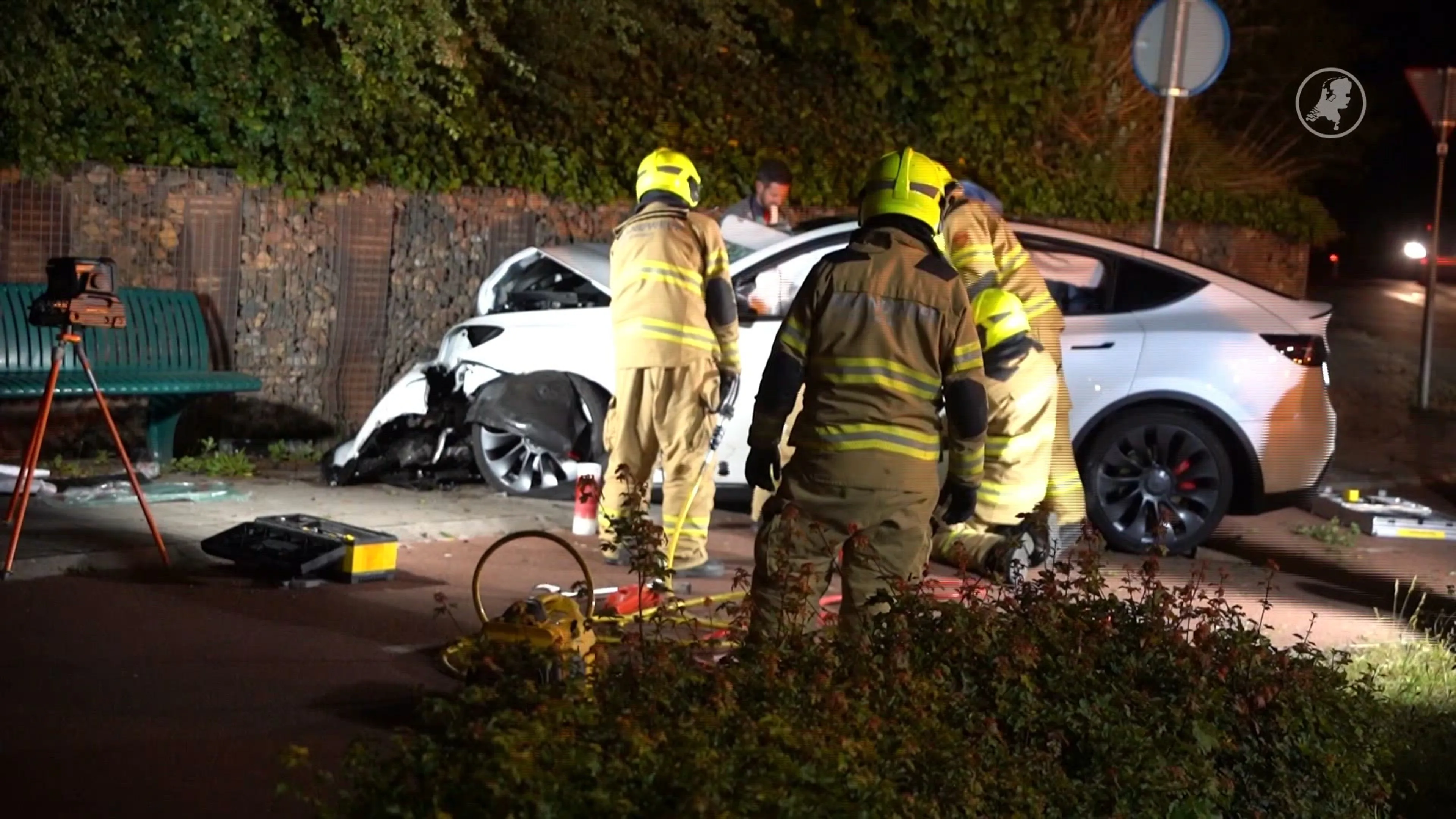 Man zit bekneld in voertuig na harde klap tegen muur