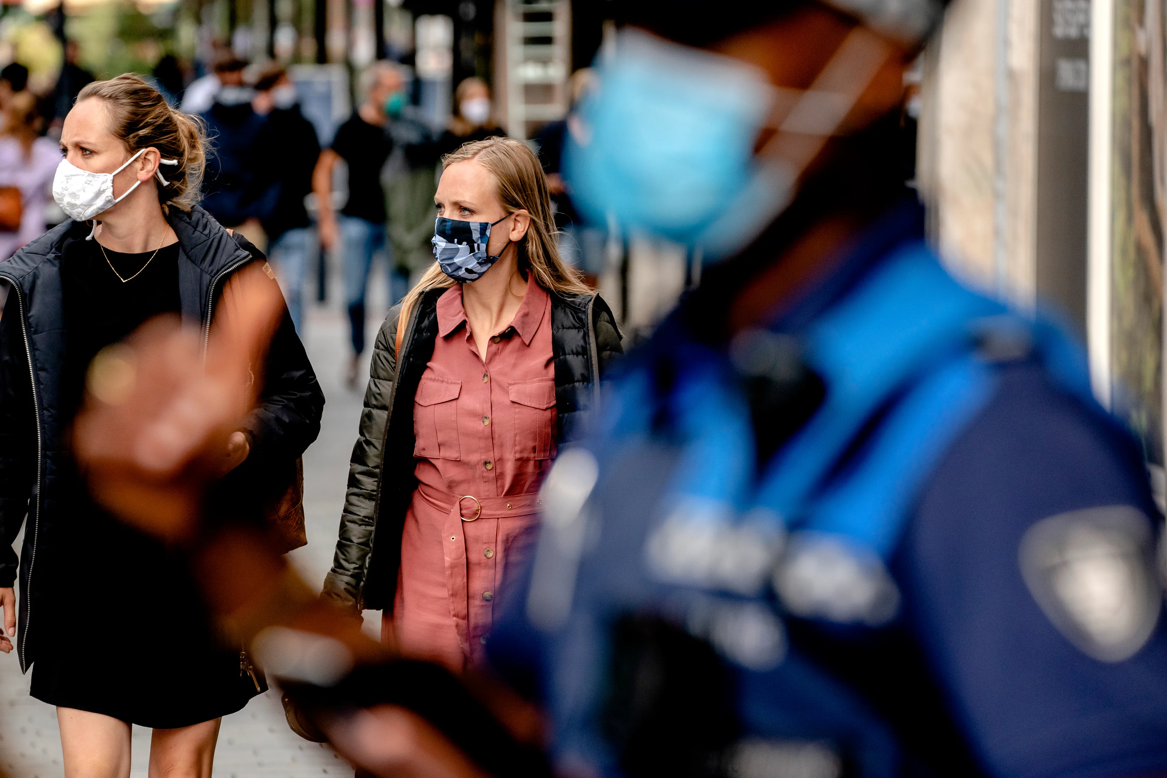 Handhavers in Amsterdam delen 148 boetes uit aan mensen zonder mondkapje