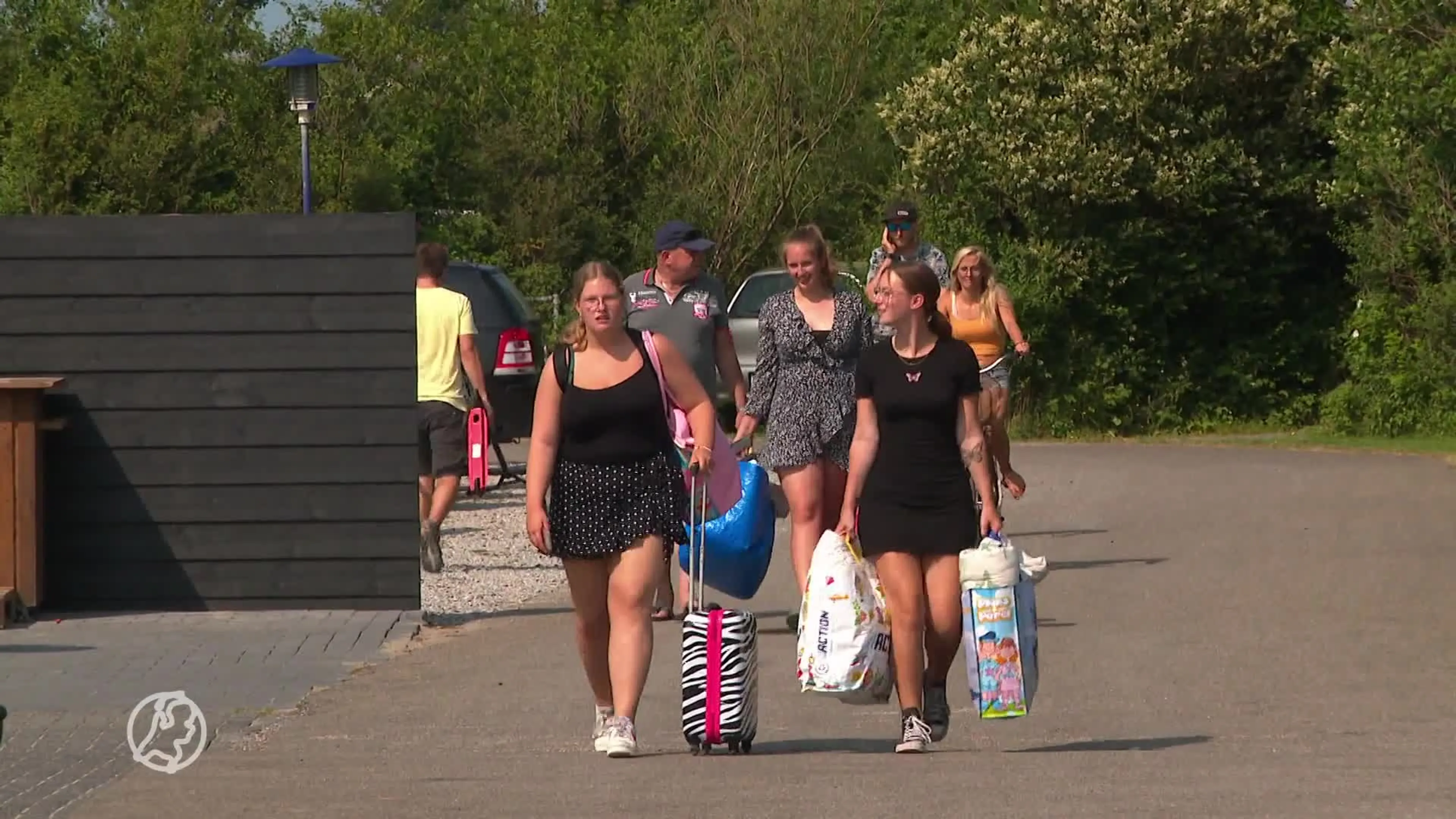 Nederland dieprood, maar Duitsers graven als vanouds weer kuilen op het strand