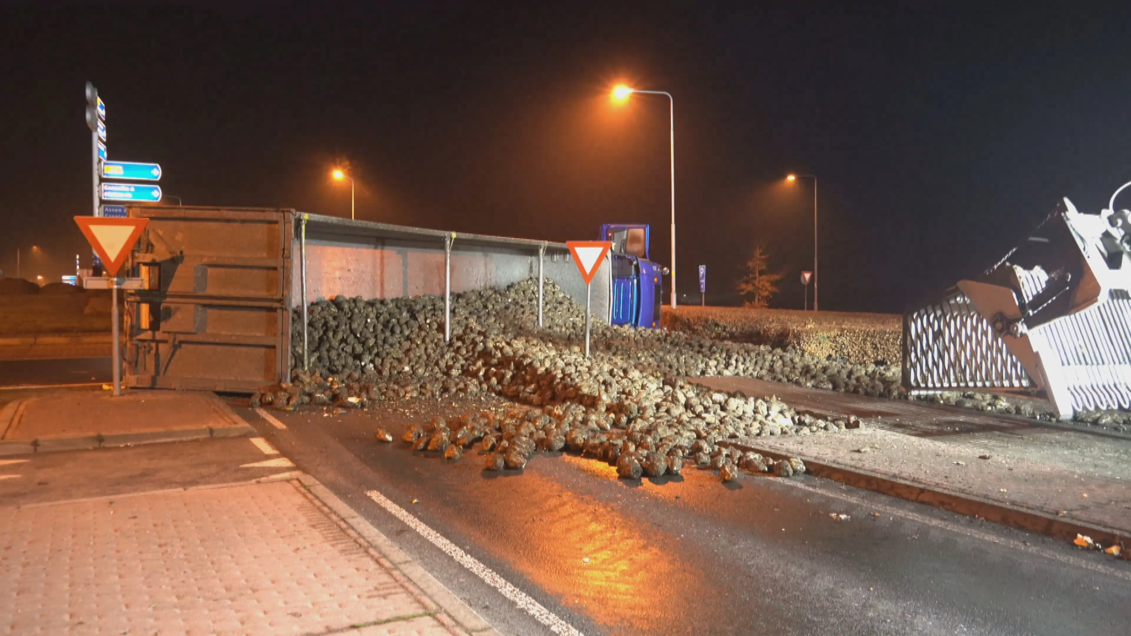 Weg in Borger bezaaid met bieten na gekantelde vrachtwagen