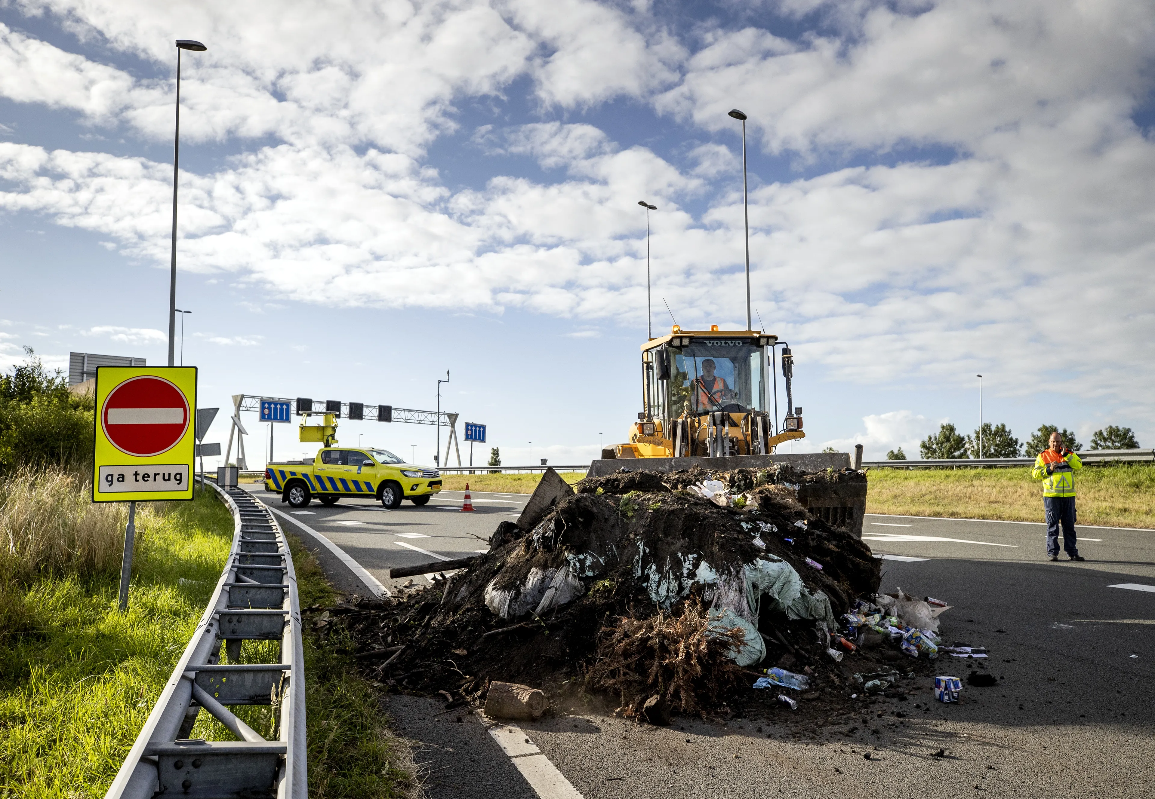 Eerste verdachte opgepakt voor dumpen afval op snelweg tijdens boerenacties