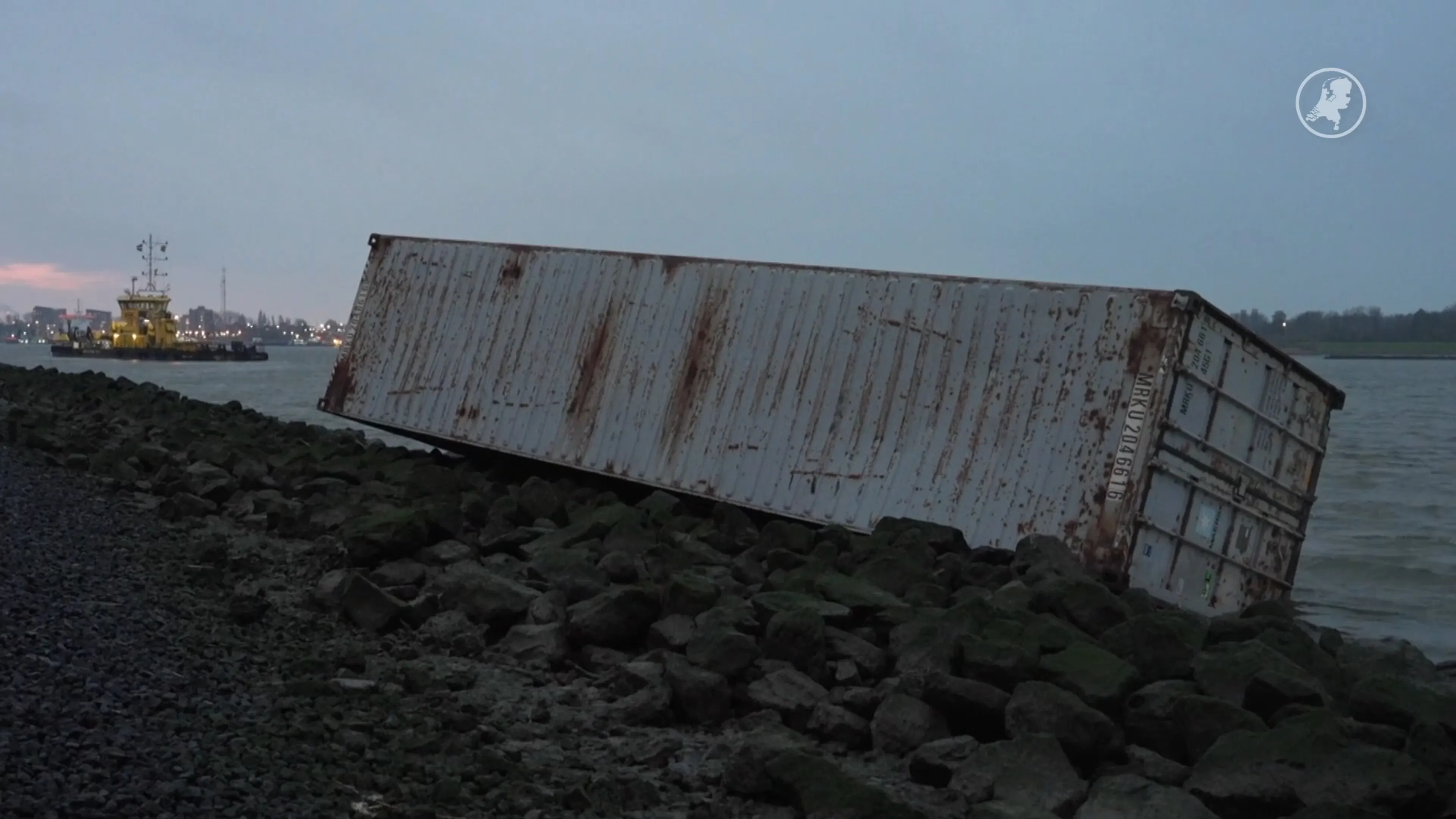 Schip verliest containers na aanvaring bij Maassluis