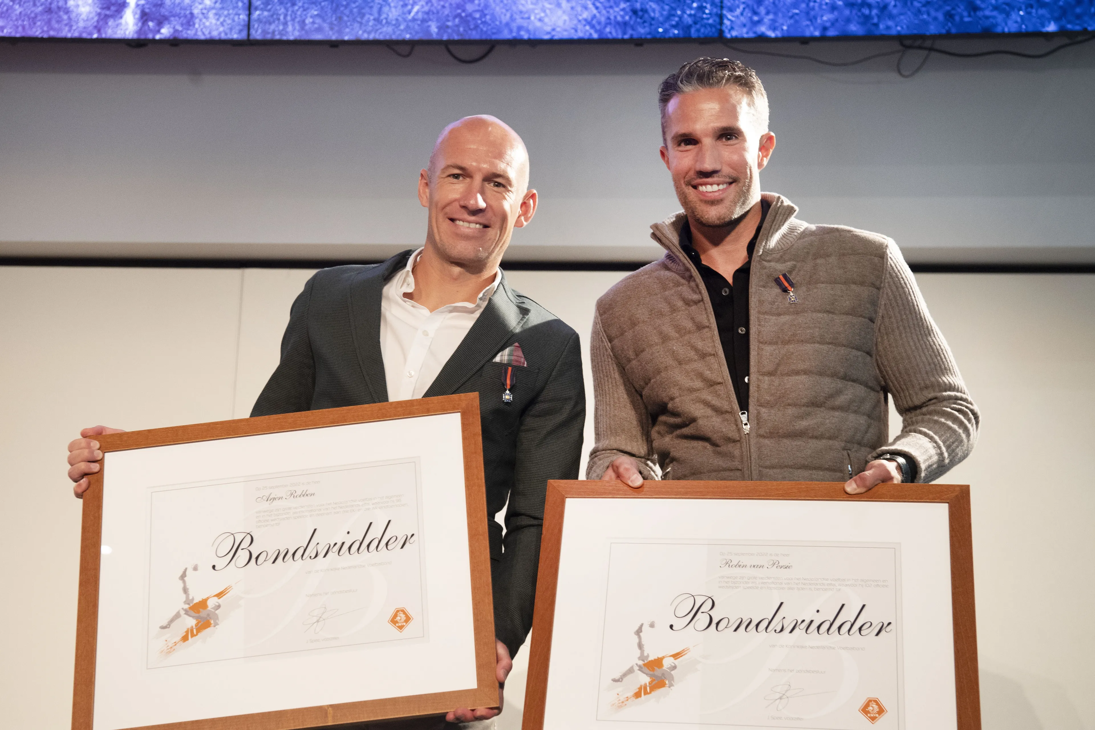Robben en Van Persie krijgen hoogste KNVB-onderscheiding en worden benoemd tot bondsridder