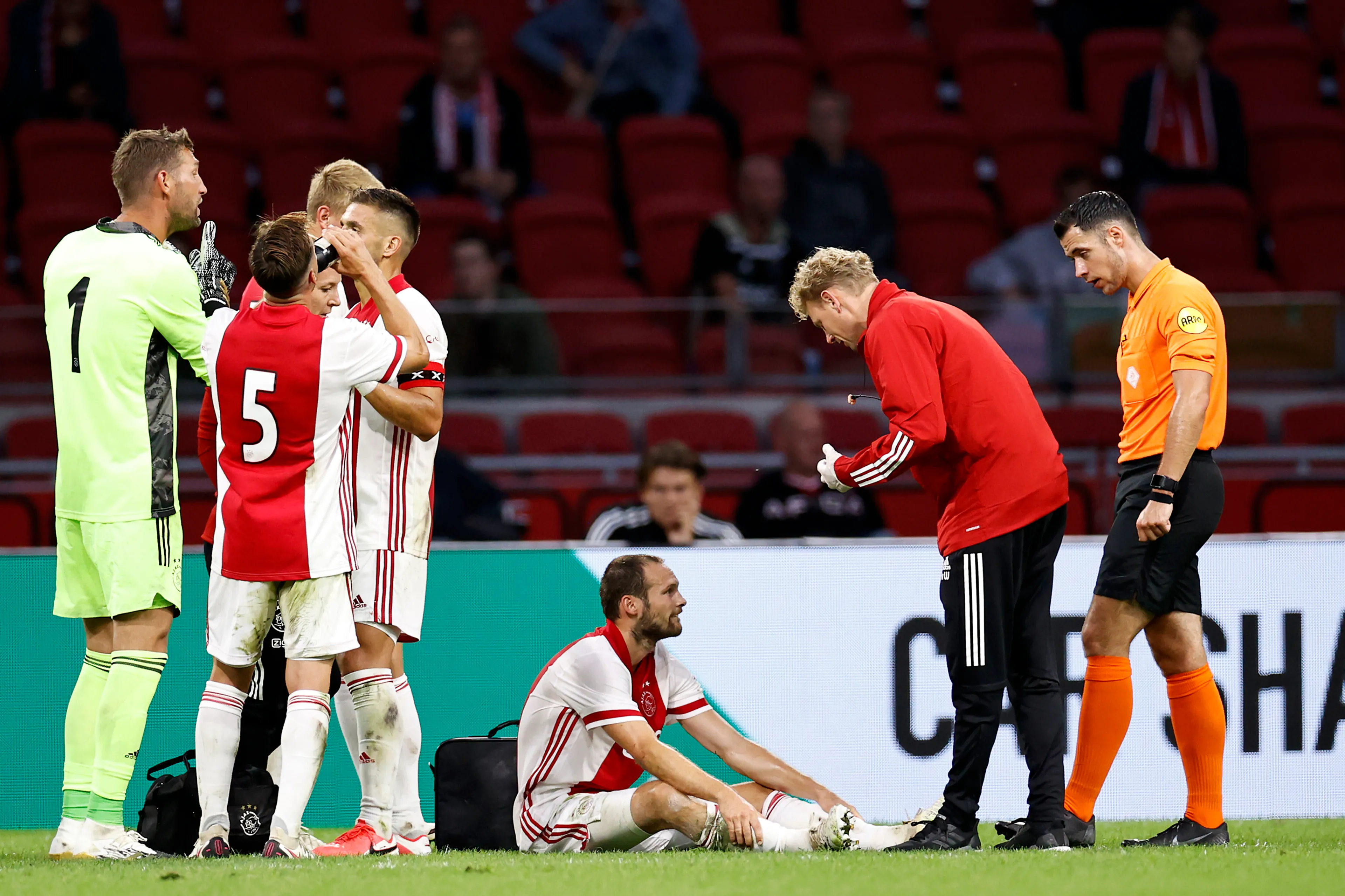 Daley Blind zakt in elkaar tijdens oefenwedstrijd tegen Hertha BSC