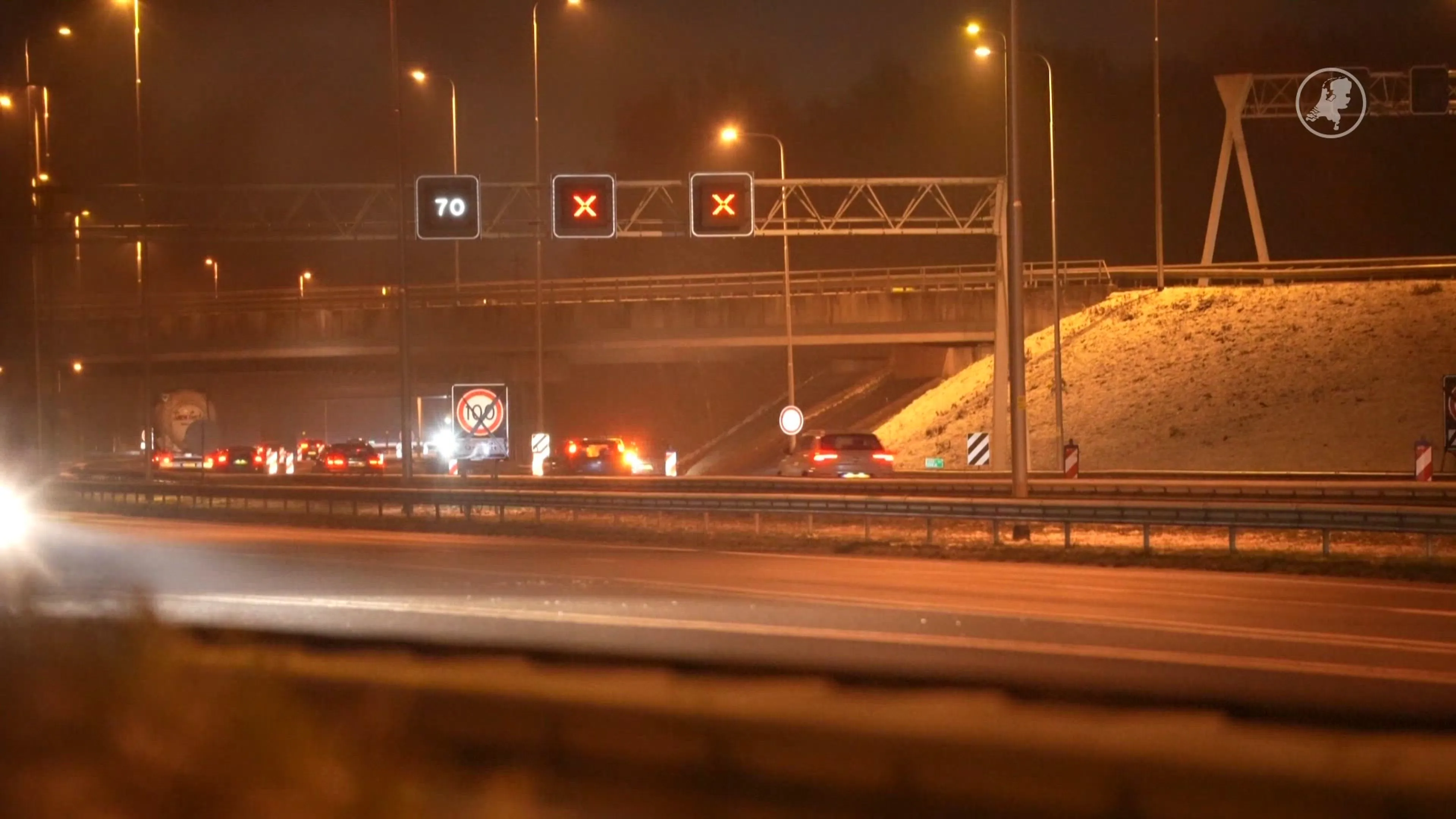 Beton valt naar beneden bij viaduct A28, rijstroken dicht