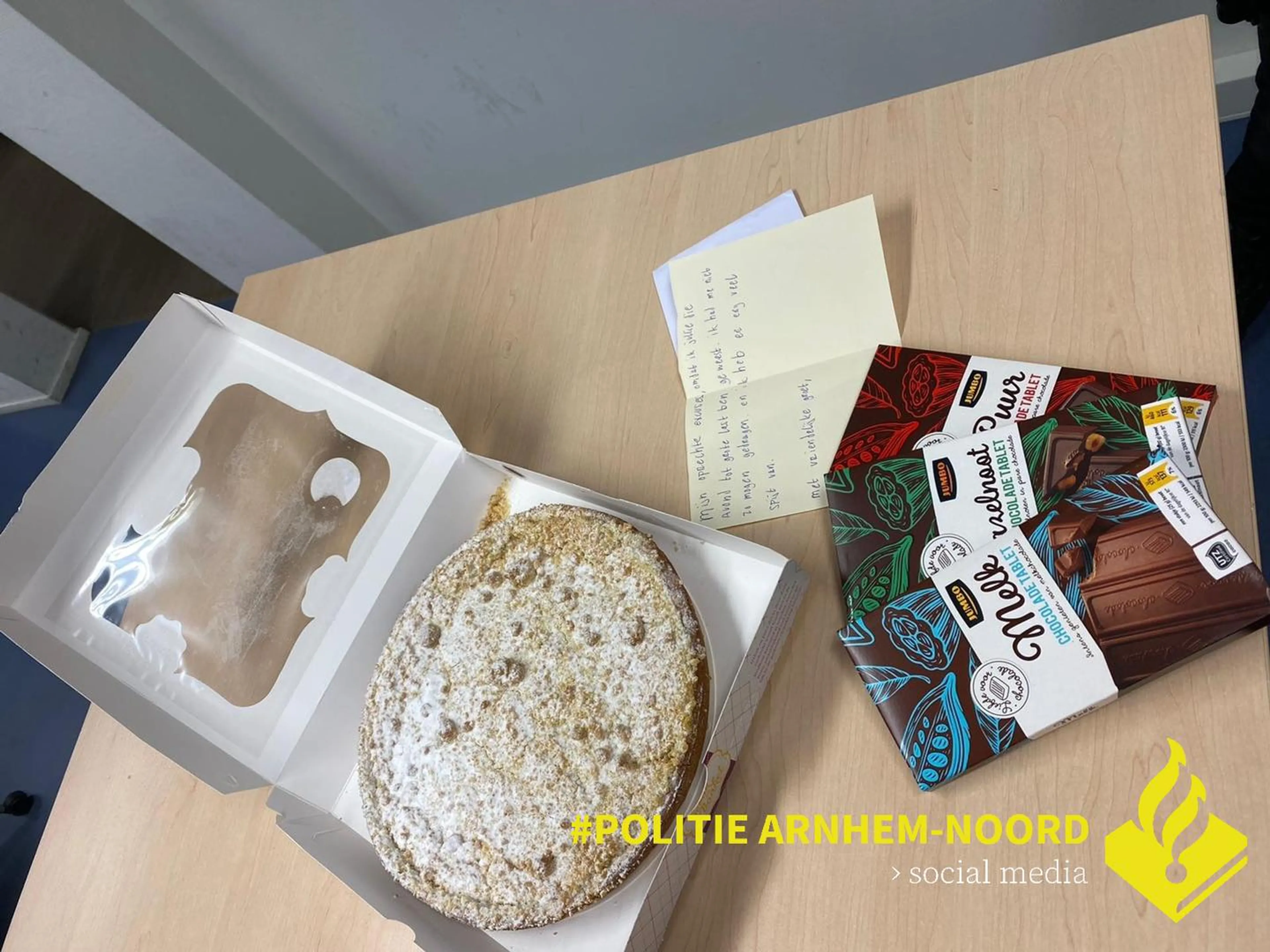 Aangehouden jongeman zegt sorry tegen politie met taart en chocola