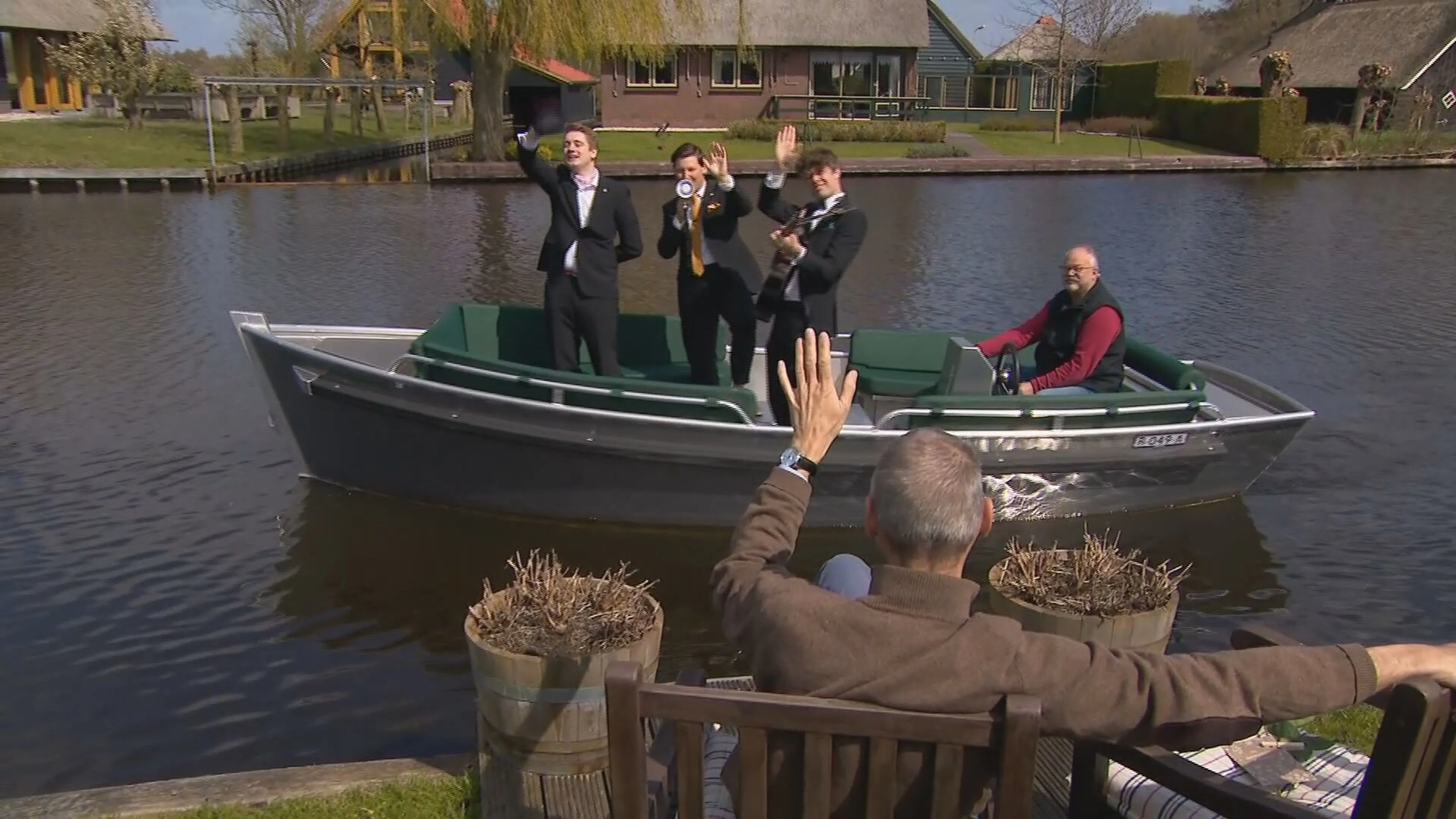 'Italiaanse' vrienden brengen serenades aan de deur: 'Echt een hele leuke verrassing!'
