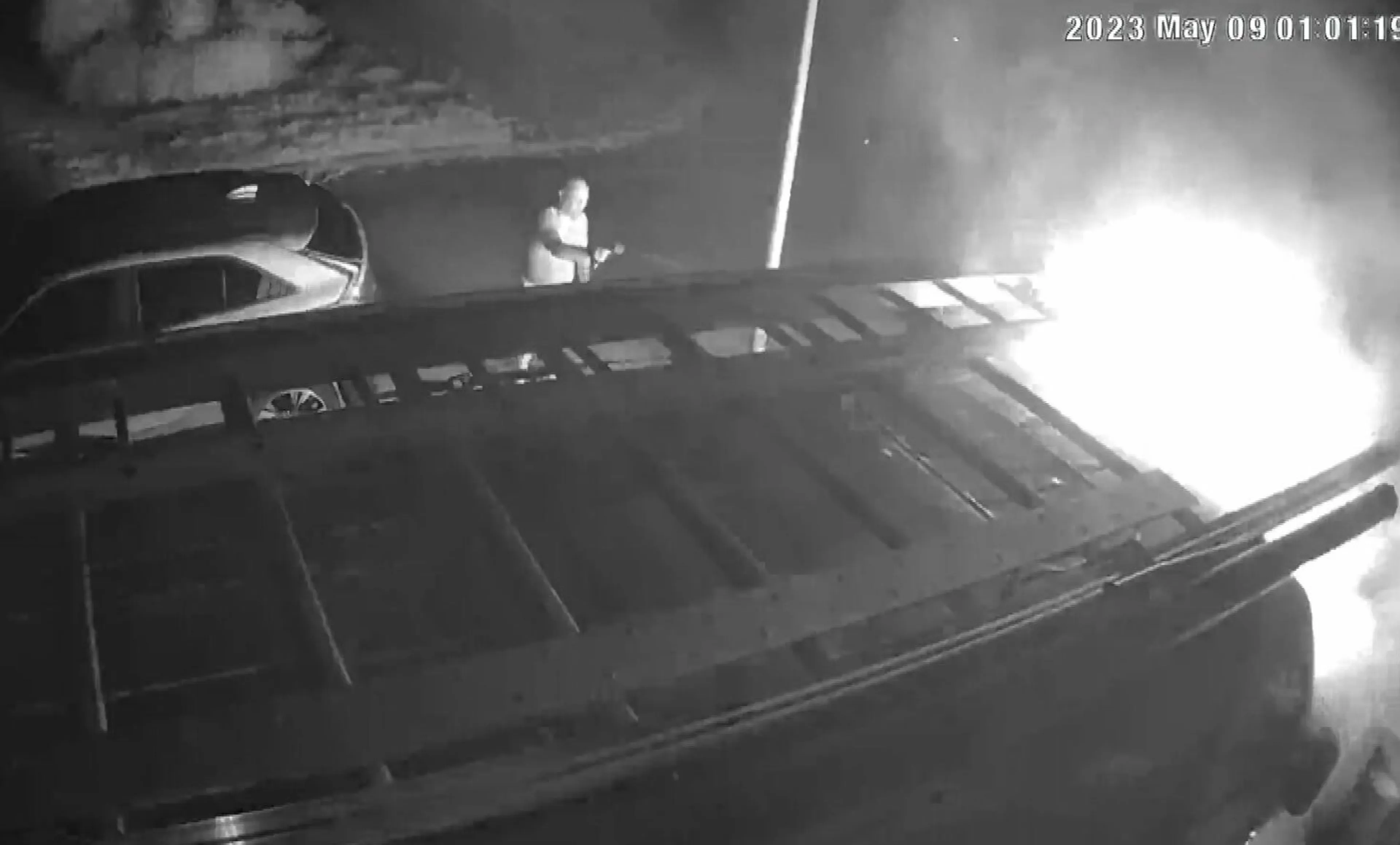 Chris rent in blootje naar buiten om in brand gestoken bus te blussen: 'Was geen redden meer aan'