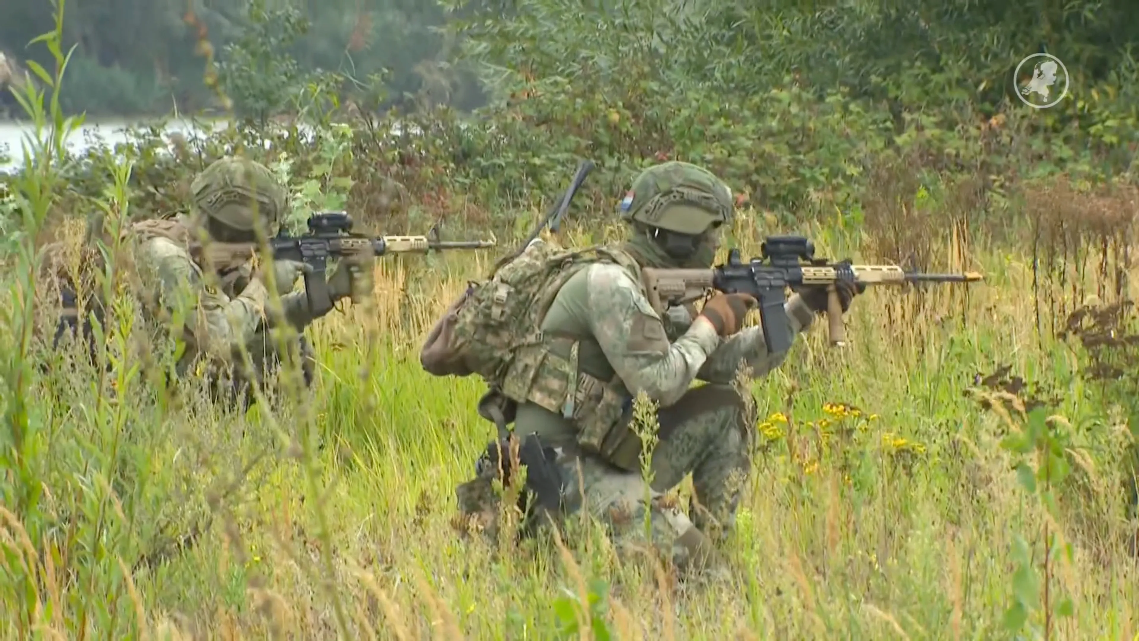 Militaire oefening met losse flodders in woonwijk Sliedrecht
