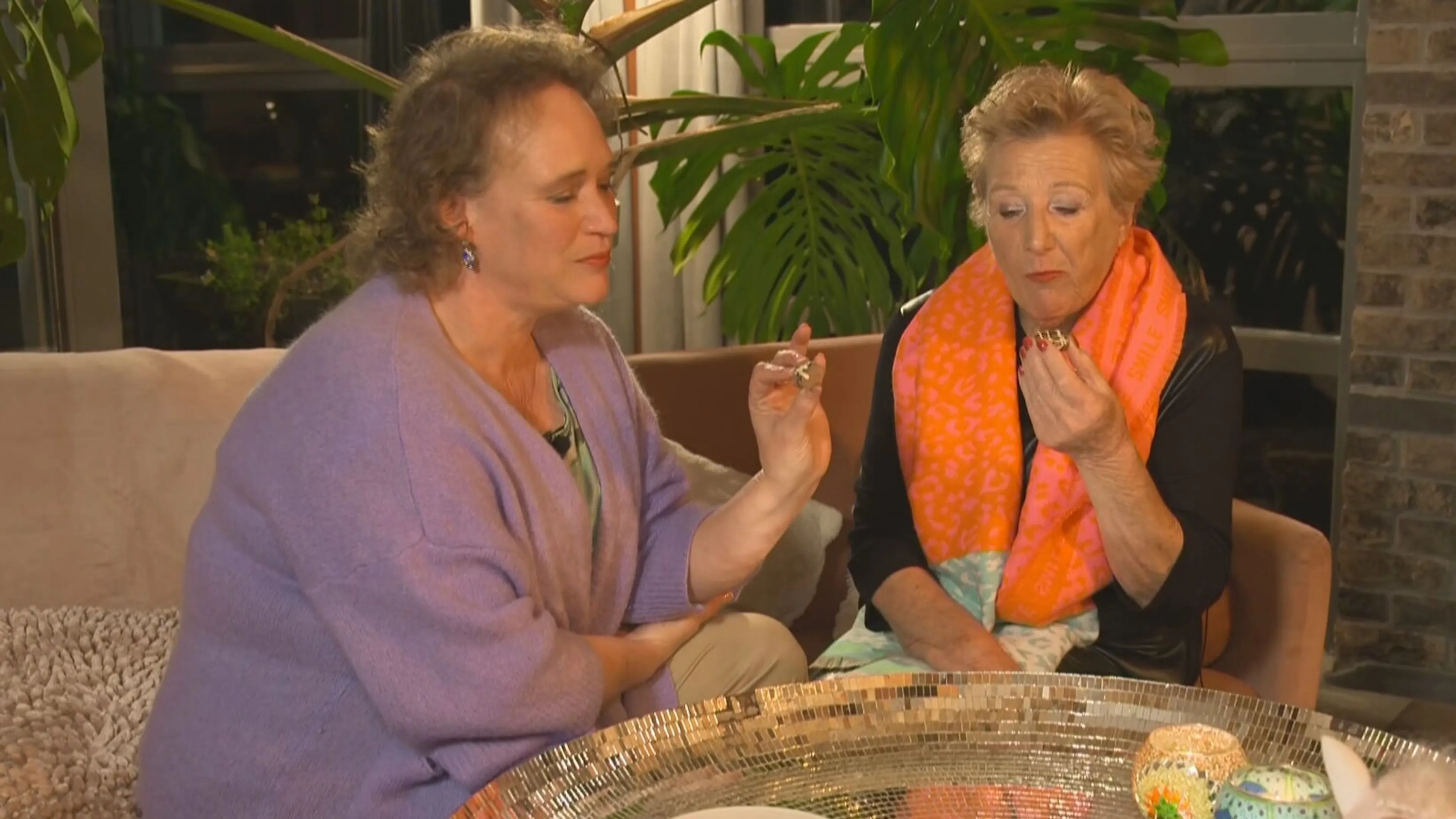 Mieke (73) en dochter Katja trippen per ongeluk door gevonden bonbons