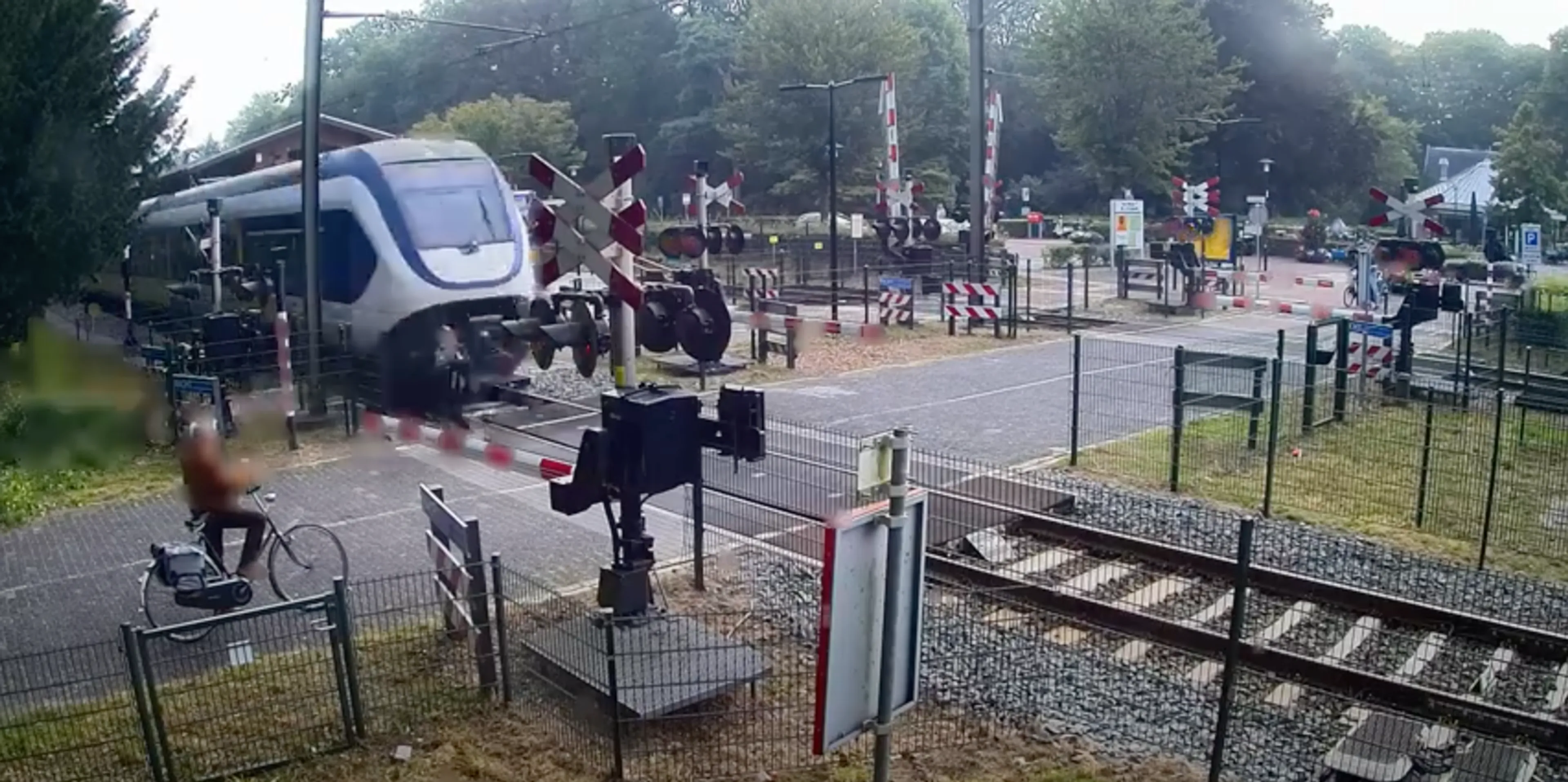 Machinisten zien het té vaak gebeuren: ga niet onder de spoorbomen door