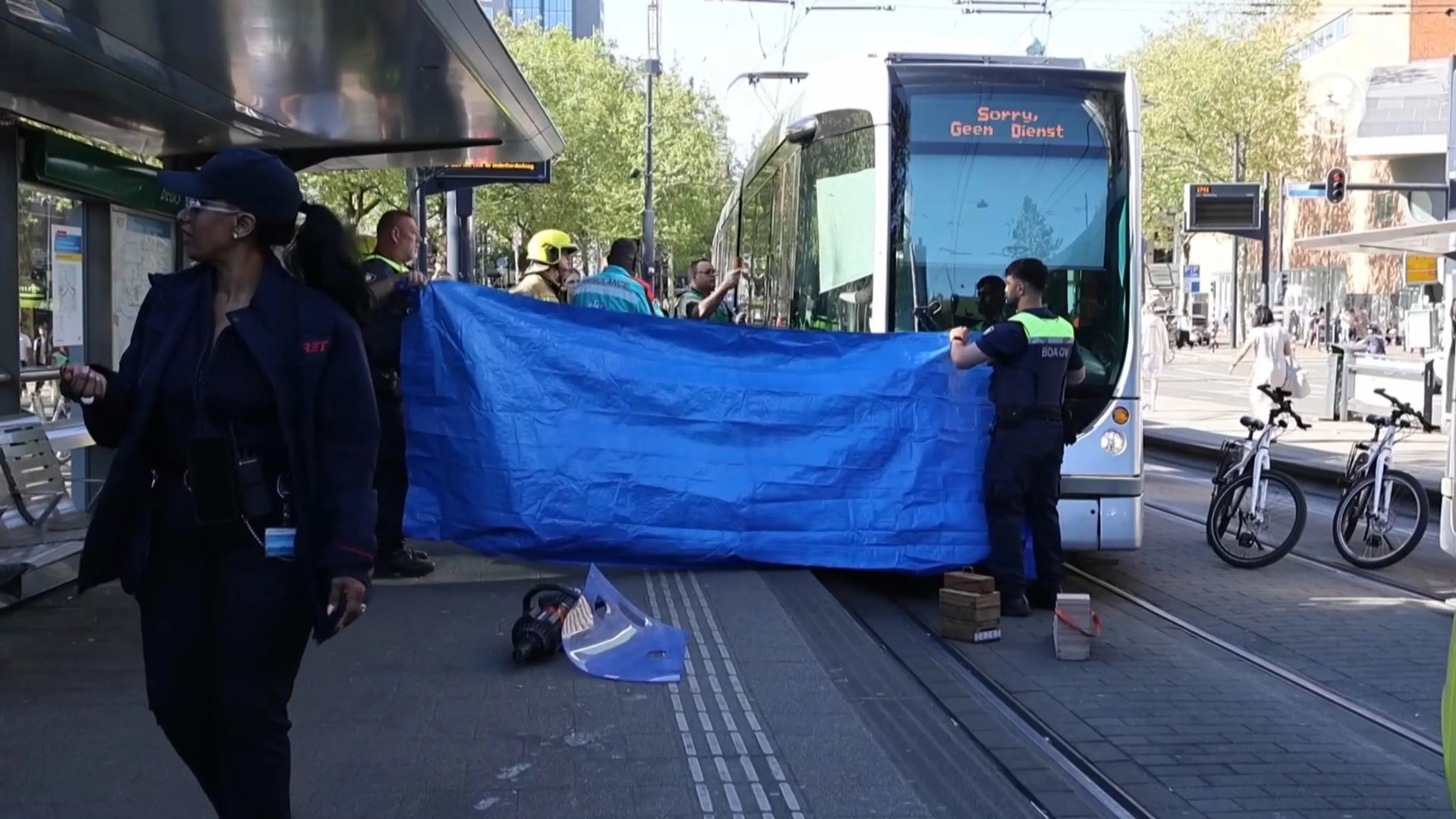 80-jarige vrouw zwaargewond nadat ze onder tram terechtkomt op Coolsingel
