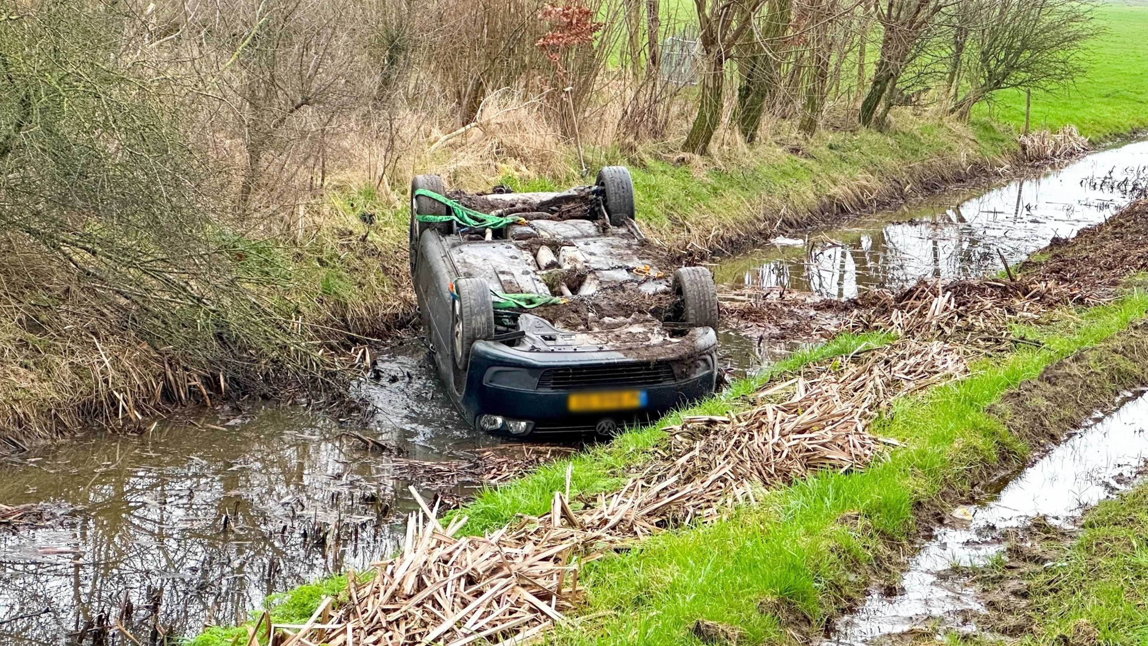 Auto slaat over de kop bij Nijkerk, vijf mensen naar ziekenhuis
