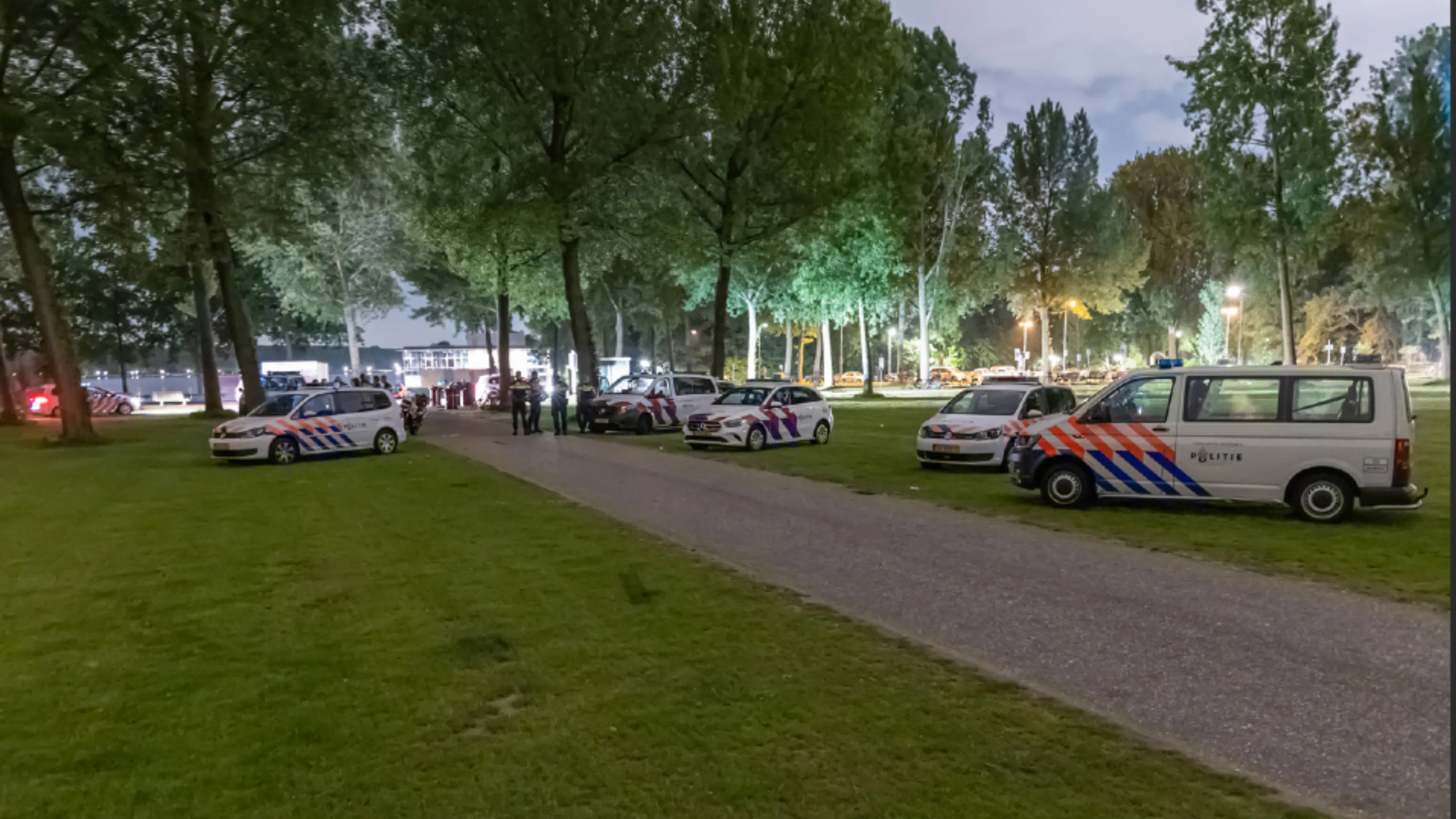 Politie maakt einde aan megafeest met honderden mensen in Kralingse Bos