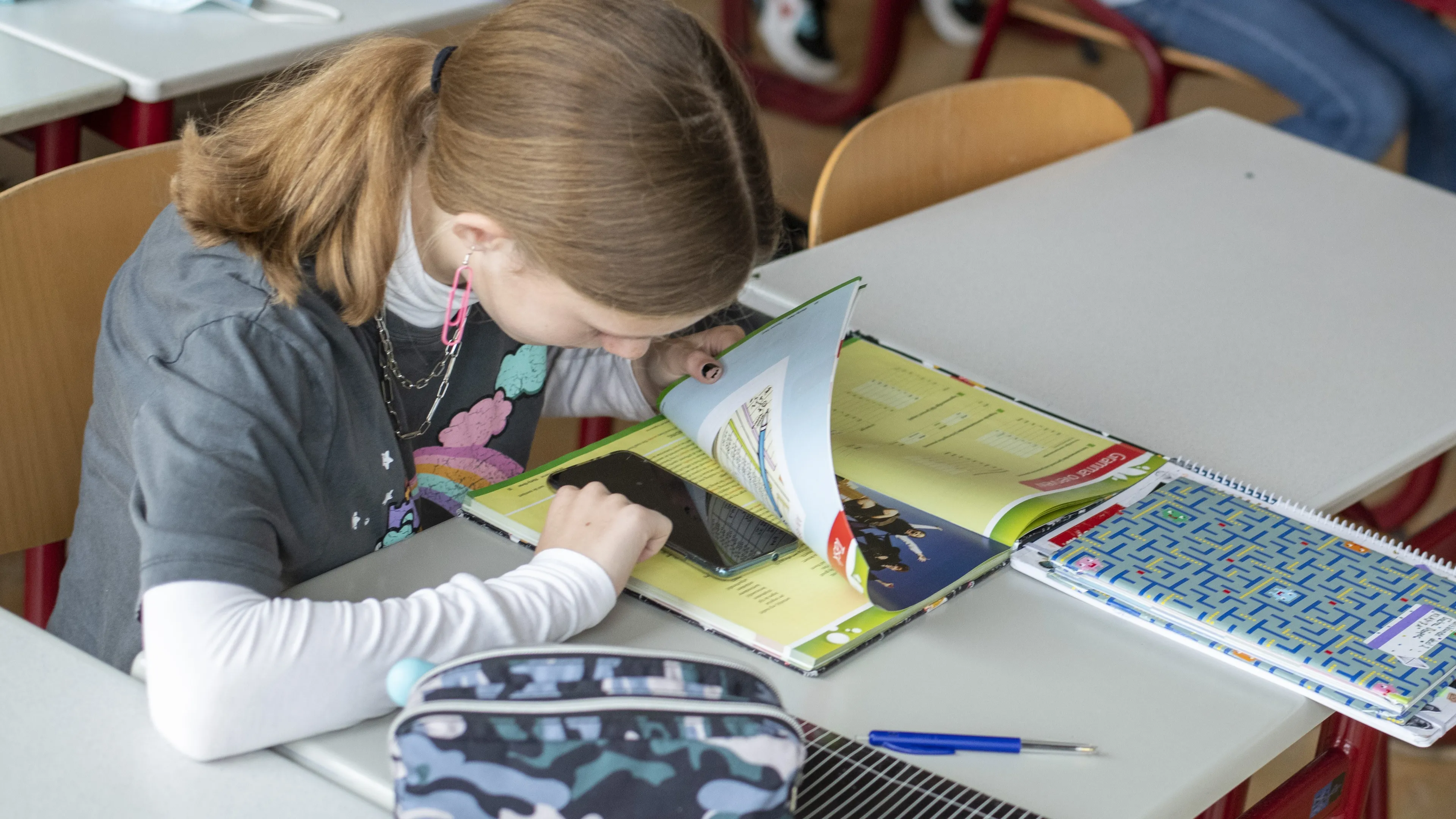 Mobieltjesverbod: 'Wennen, maar leerlingen praten weer met elkaar en zijn rustiger'