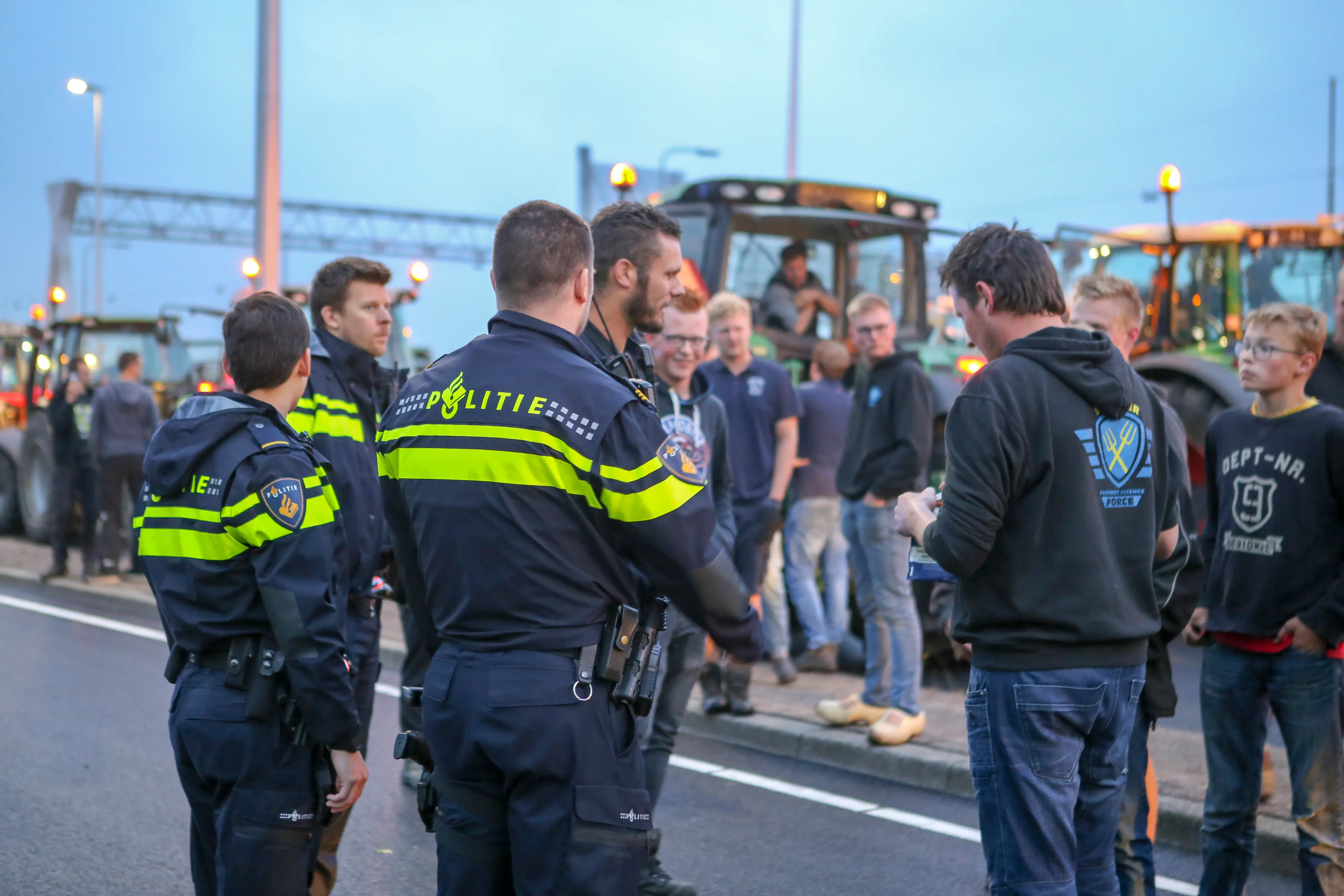 Boeren demonstreren spontaan bij Schiphol: defensie sluit toegangsweg af