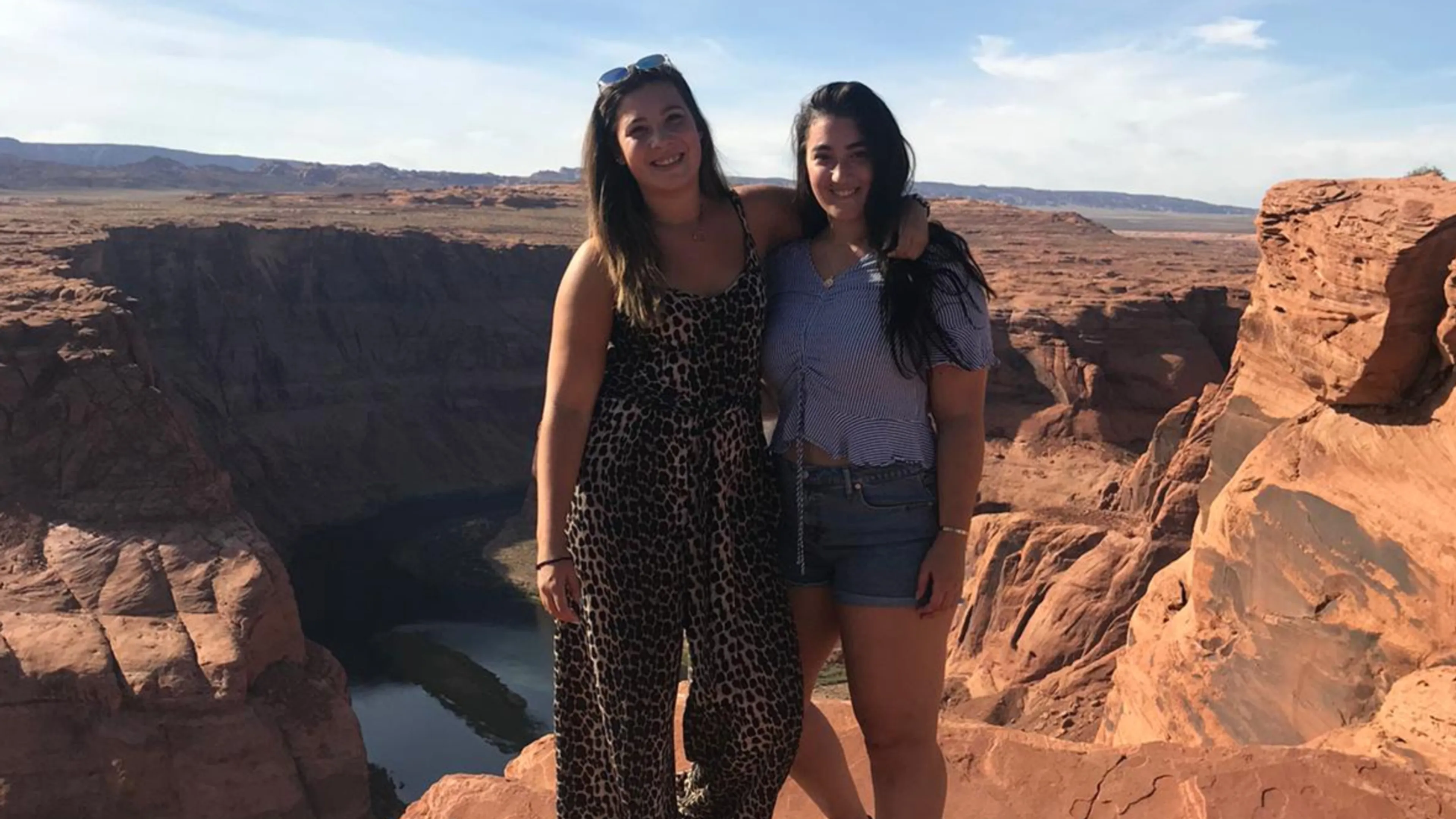 Amy (25) en Sophie (23) mogen op proefvakantie naar Rhodos: 'Heel onwerkelijk!'