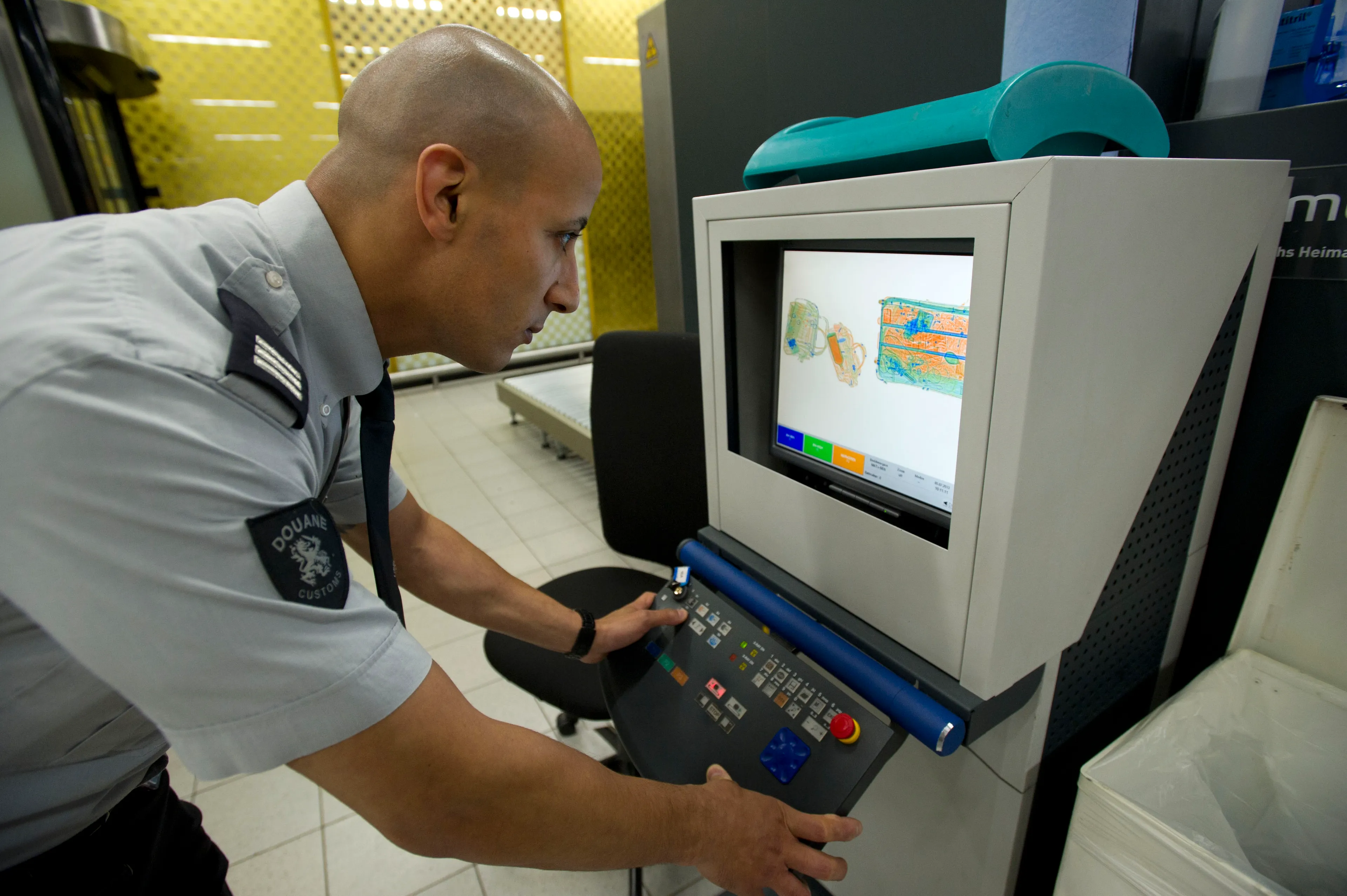 Amerikaan op Schiphol wil granaten meenemen in koffer