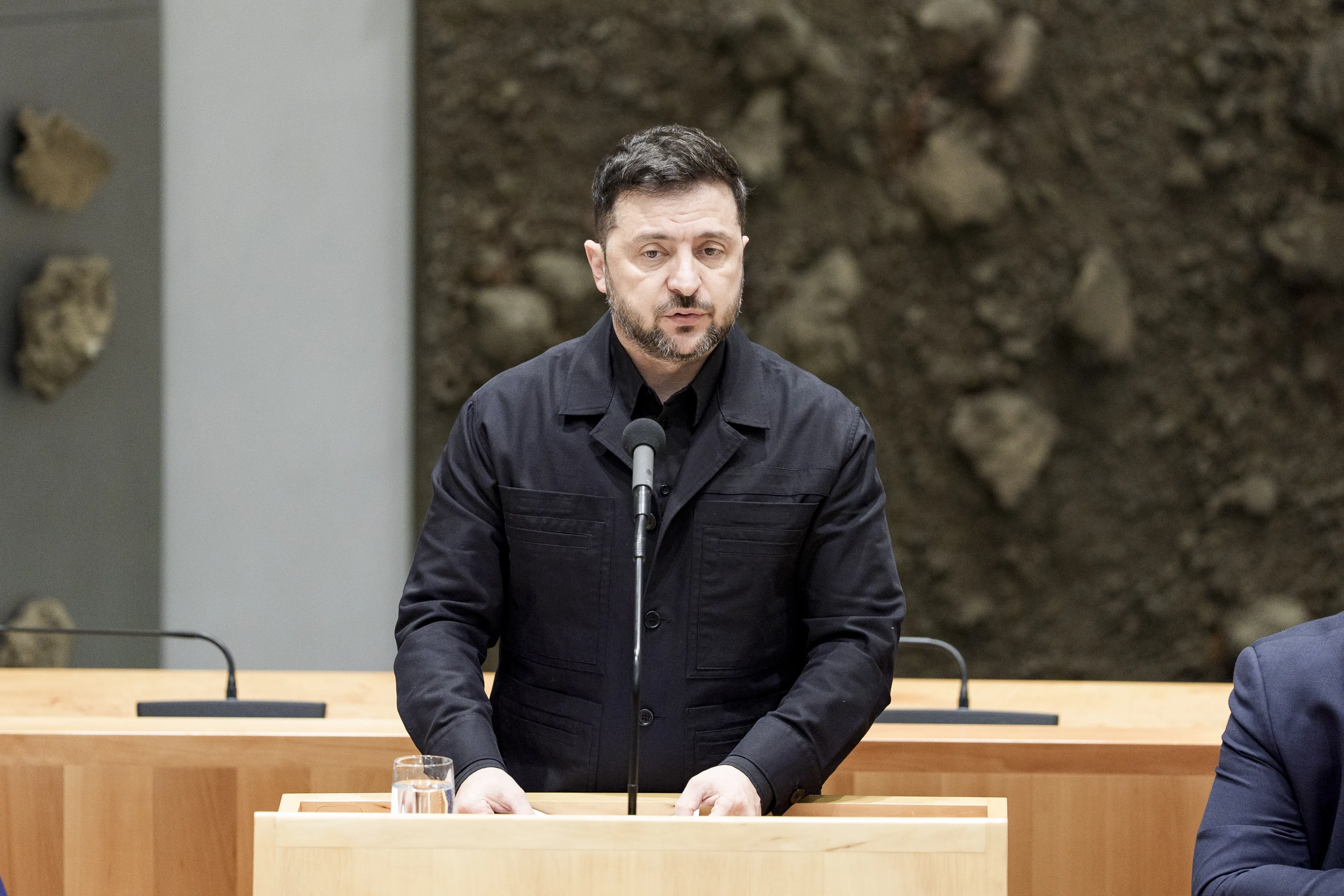 Zelensky bezoekt Tweede Kamer met dringende boodschap: 'De agressor moet boeten'
