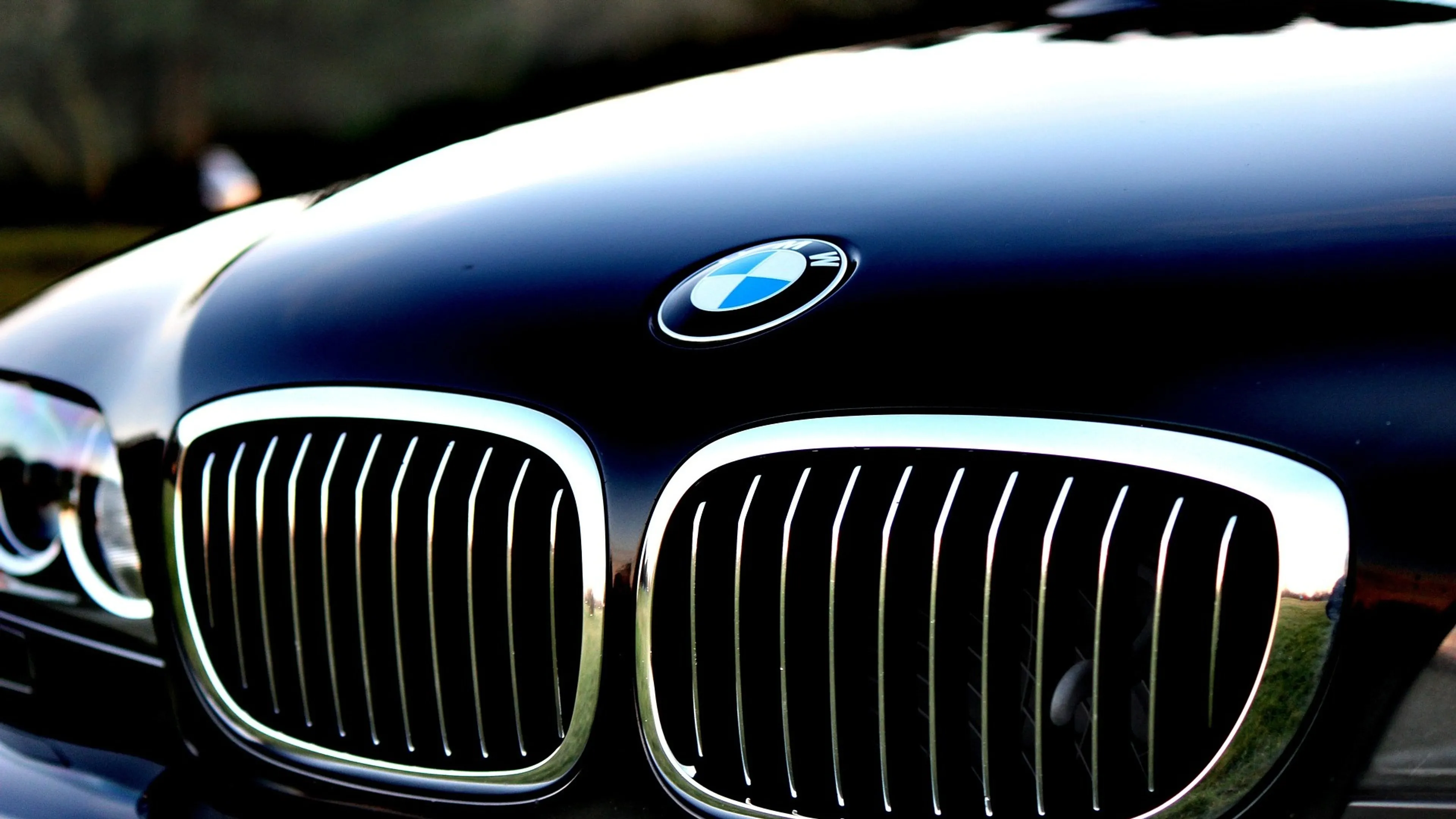BMW roept bijna 14.000 auto's terug: 'Parkeer je auto buiten'