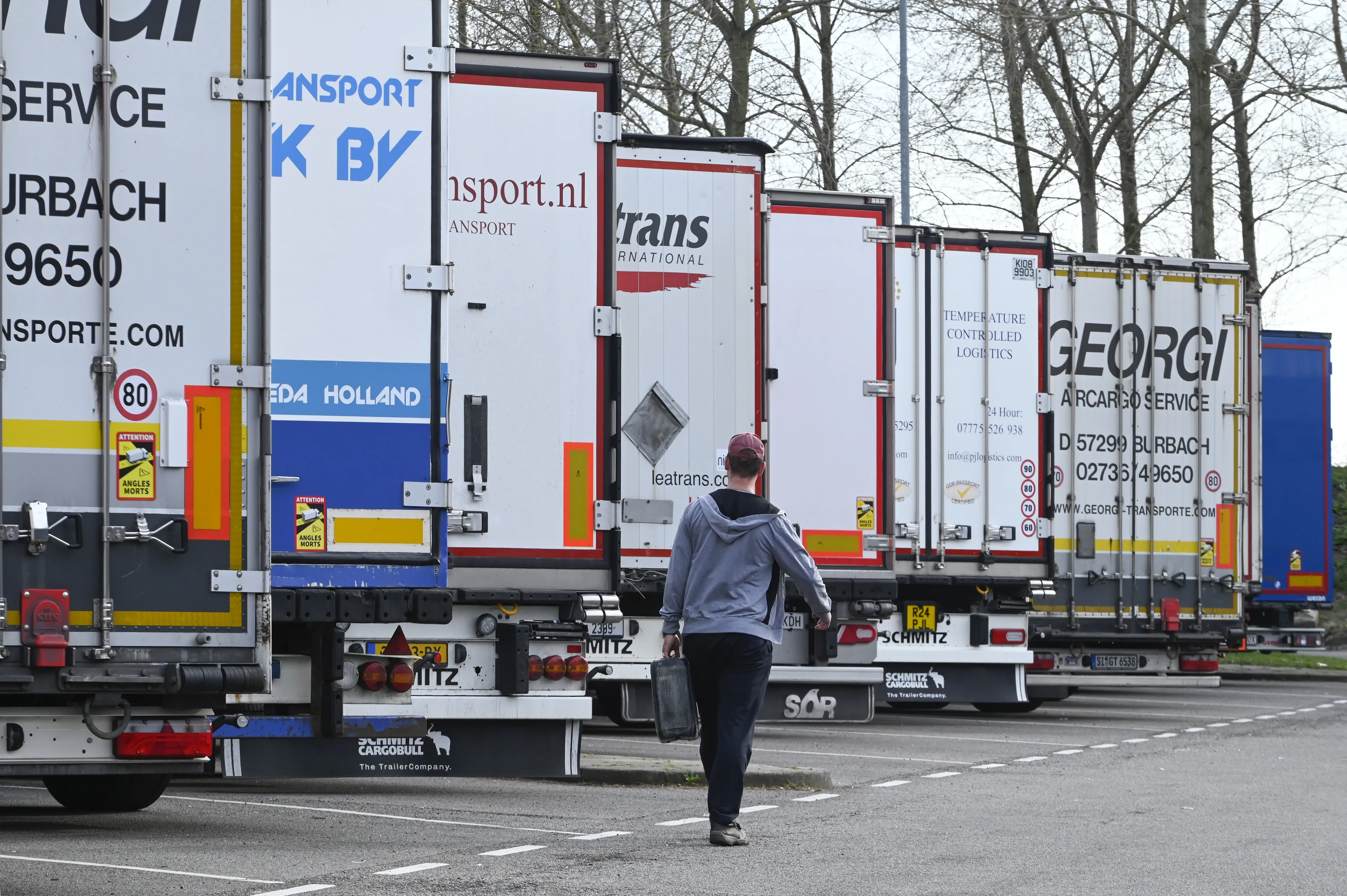 'Vrachtwagenchauffeurs in de knel: duizenden rustplekken tekort'