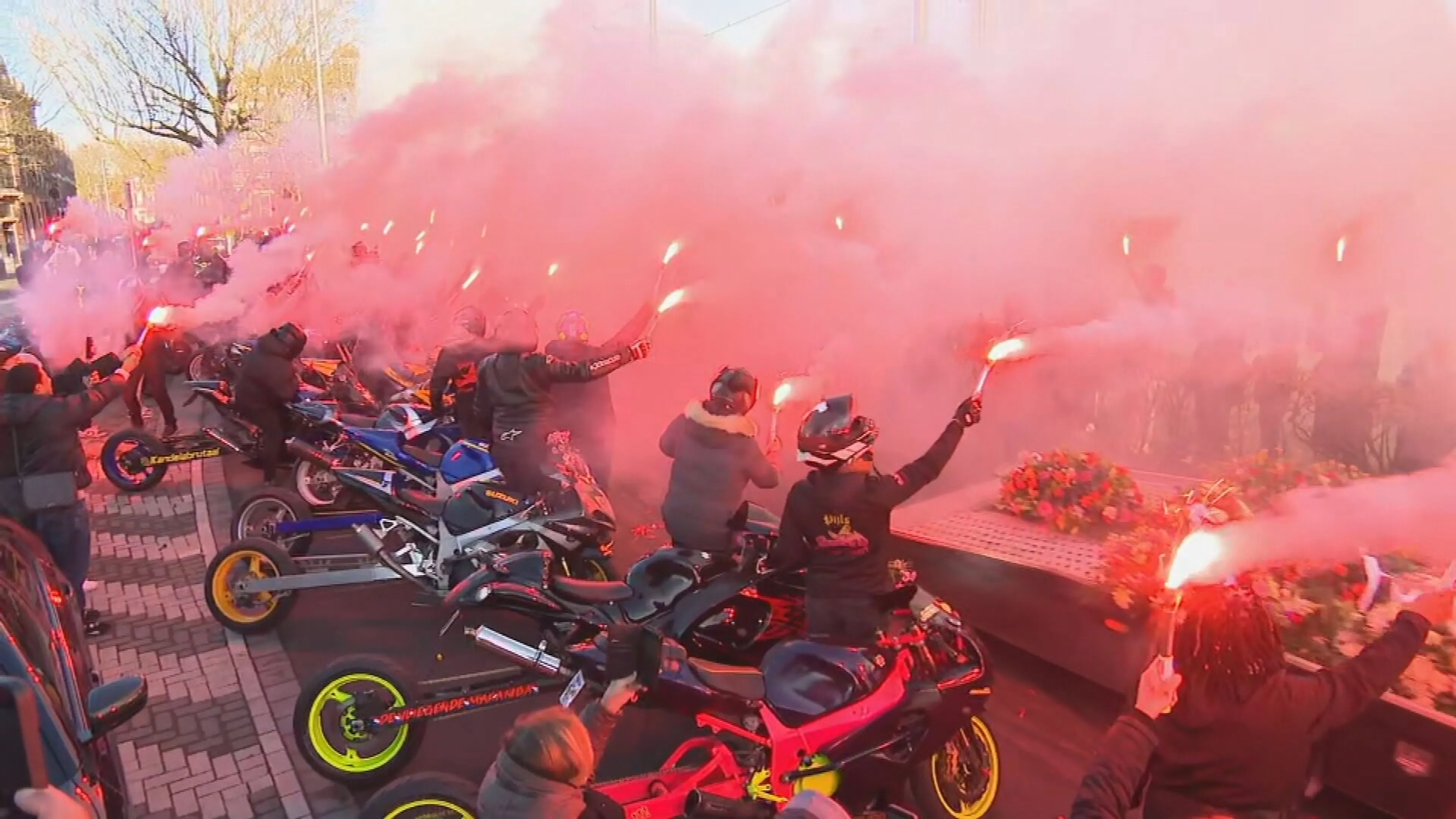 Met ronkende motoren en fakkels nemen naasten afscheid van Jack (14)
