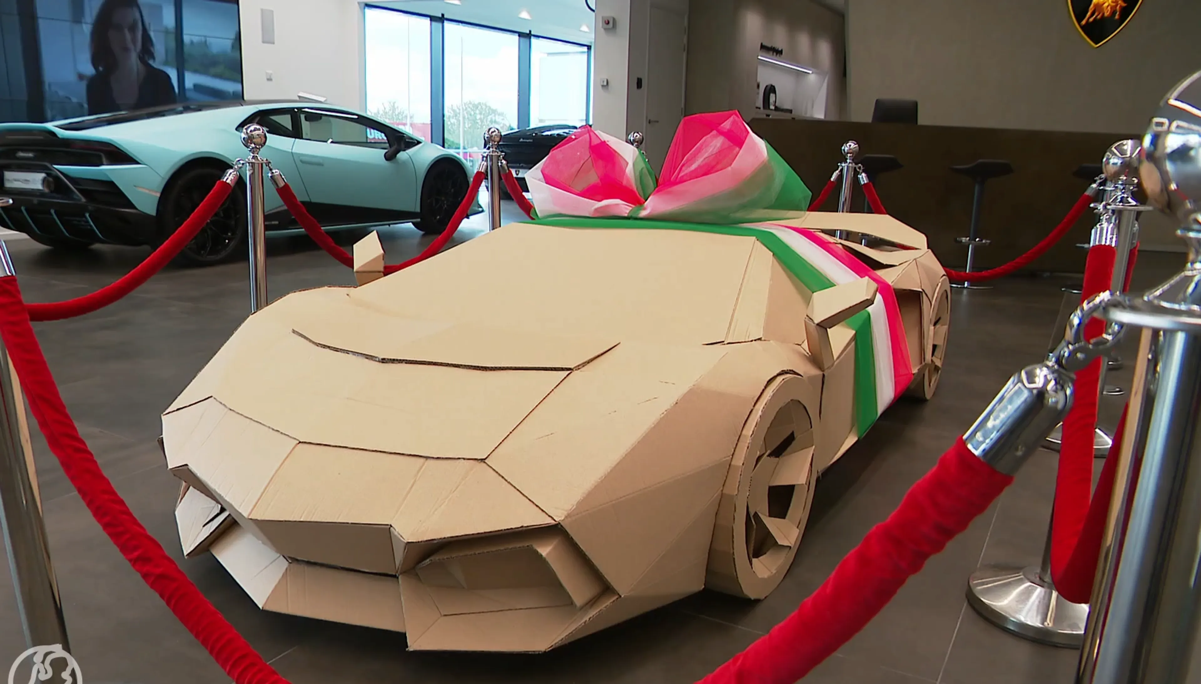 Oliviers (12) kartonnen Lamborghini vanaf nu te bewonderen in showroom van F1-coureur Doornbos