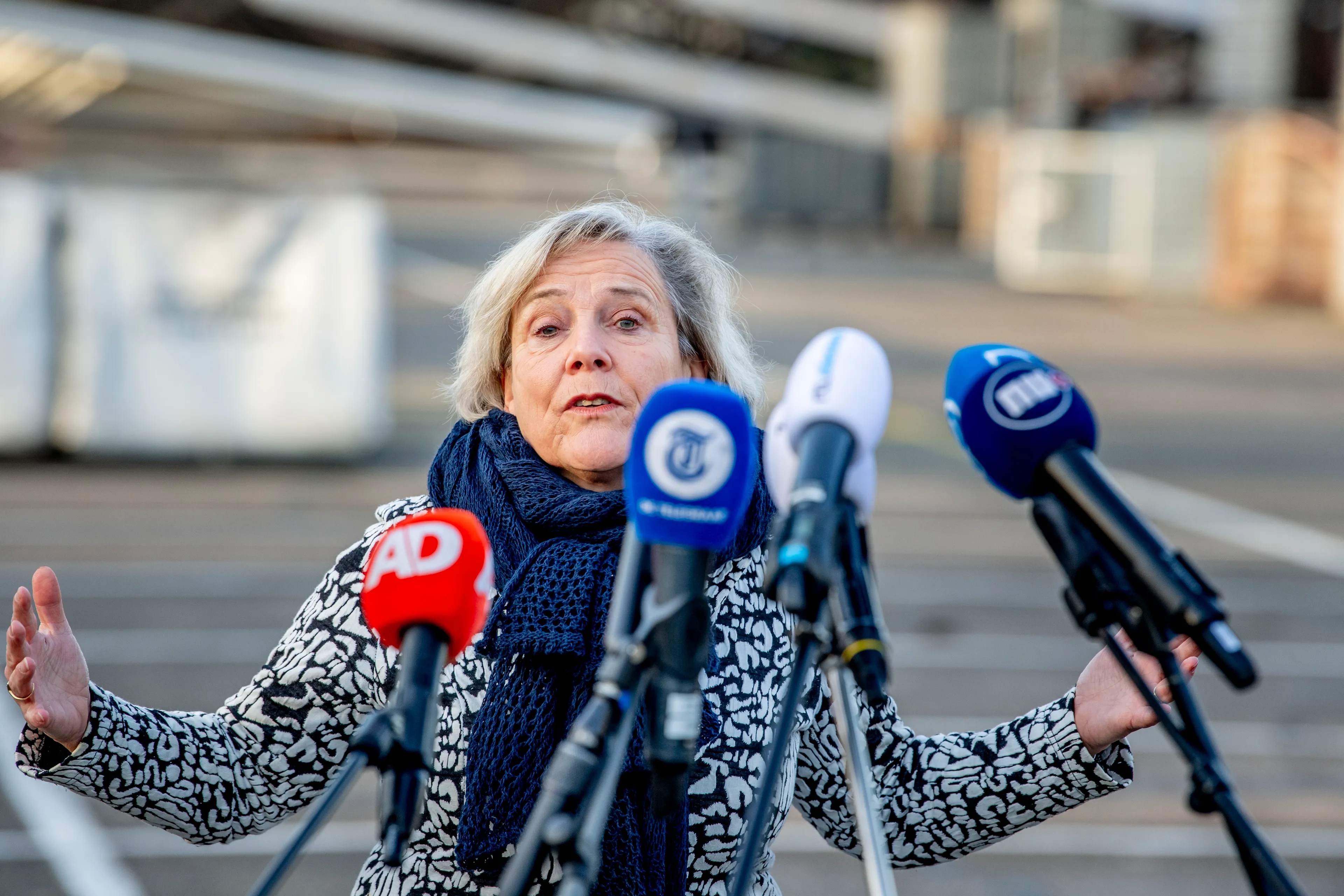 Kamer wil uitleg van minister Bijleveld over verzamelen data door Defensie