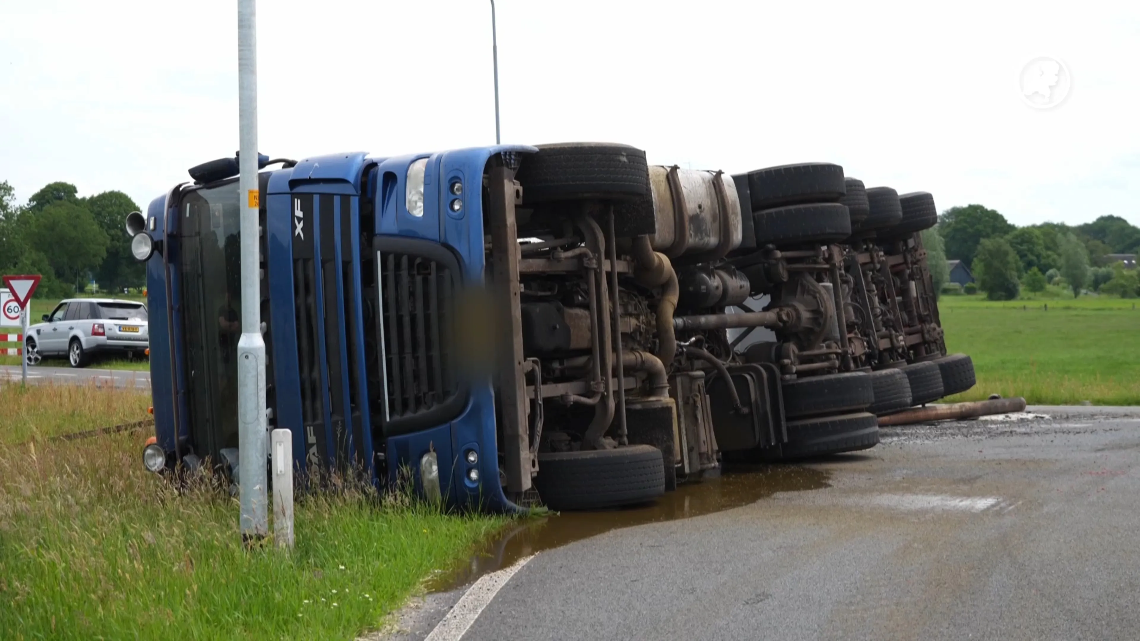 Wegdek bij Bunne bezaaid met mest door gekantelde vrachtwagen
