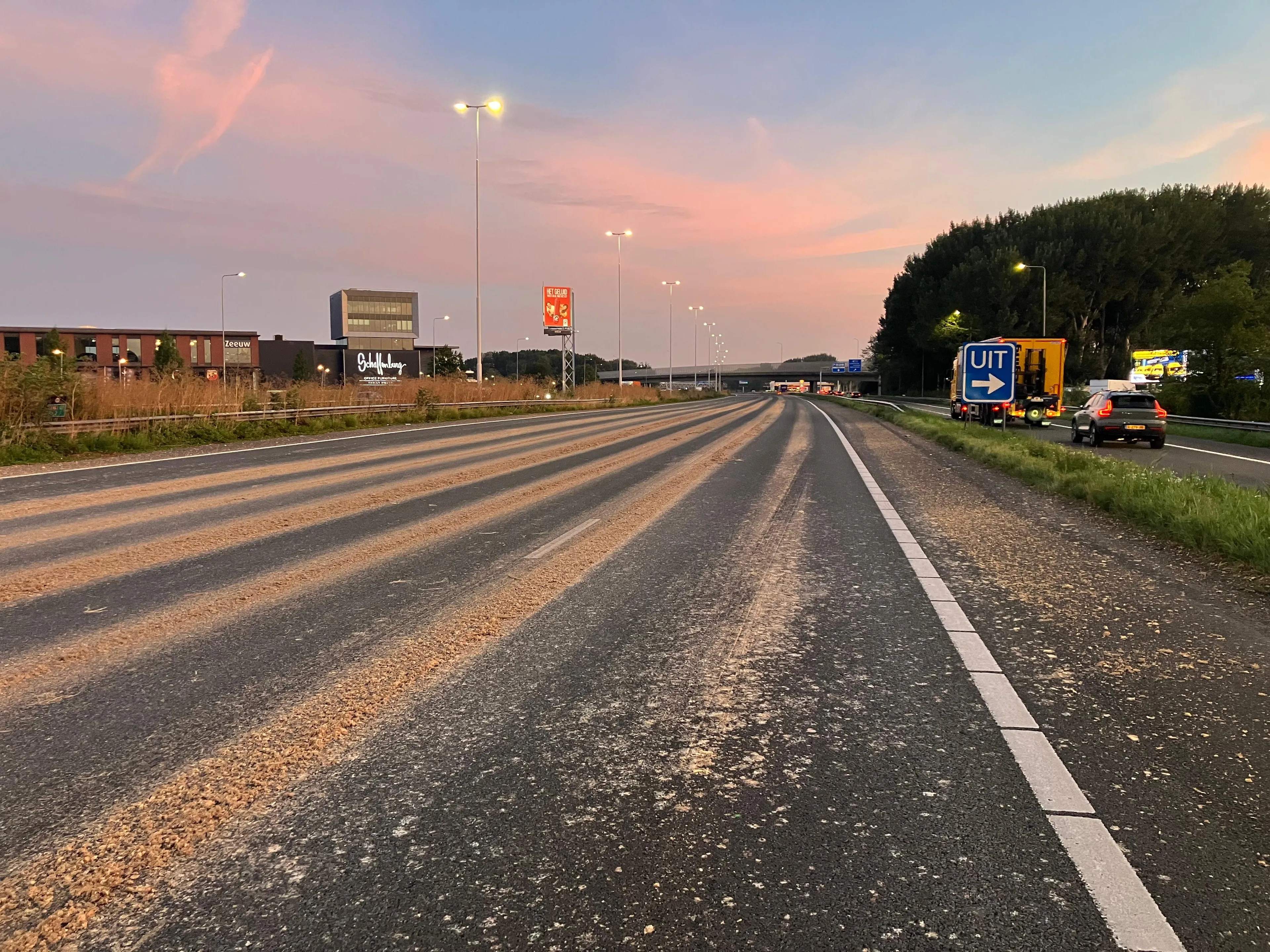 A16 'spiegelglad' door pulp op de weg, snelweg deels afgesloten