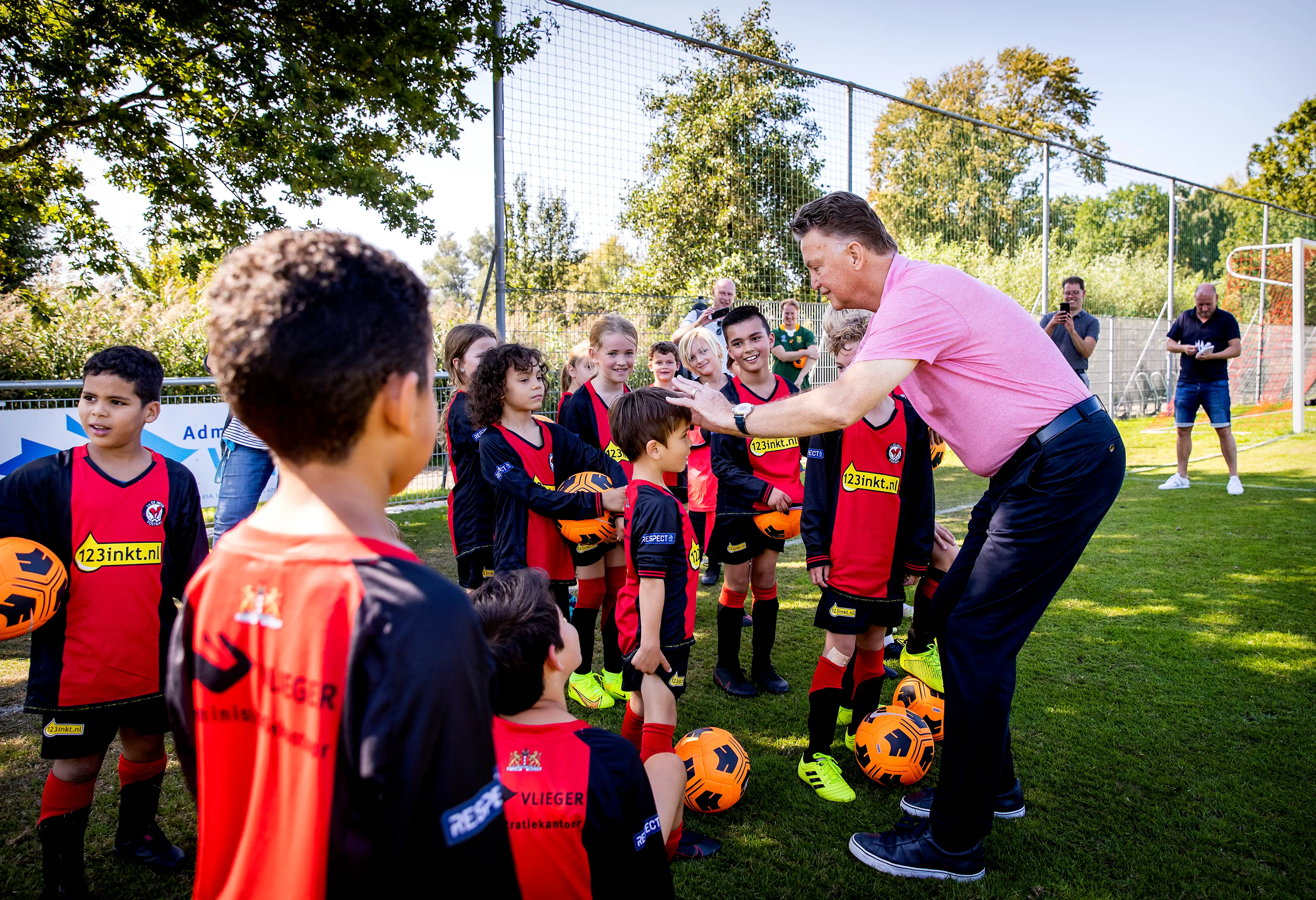 Van Gaal keert terug naar zijn 'cluppie' en traint pupillen: 'Waarom kijk je me niet aan?'