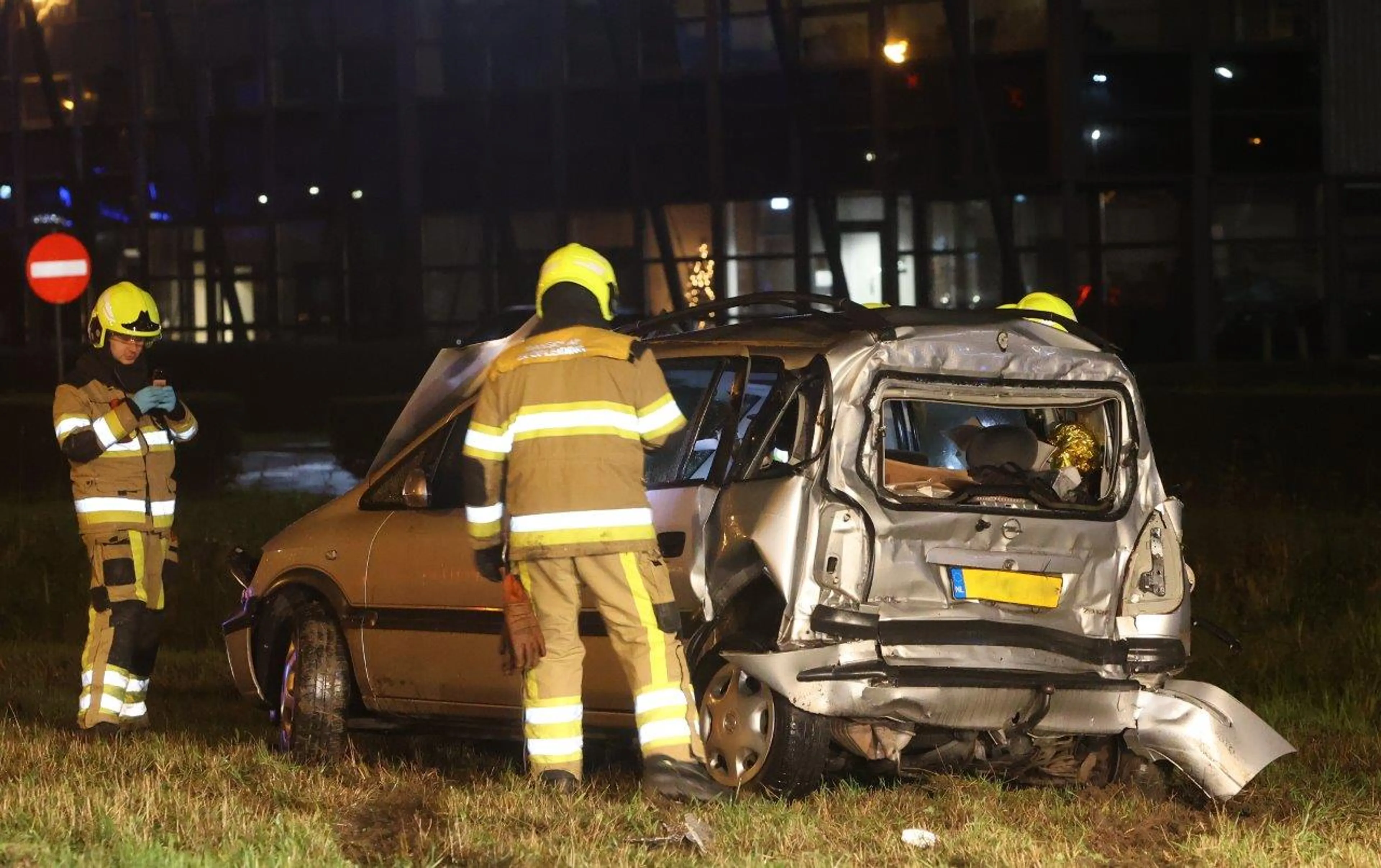 Botsing met vrachtwagen op A2: 'Kind en volwassenen zwaargewond'