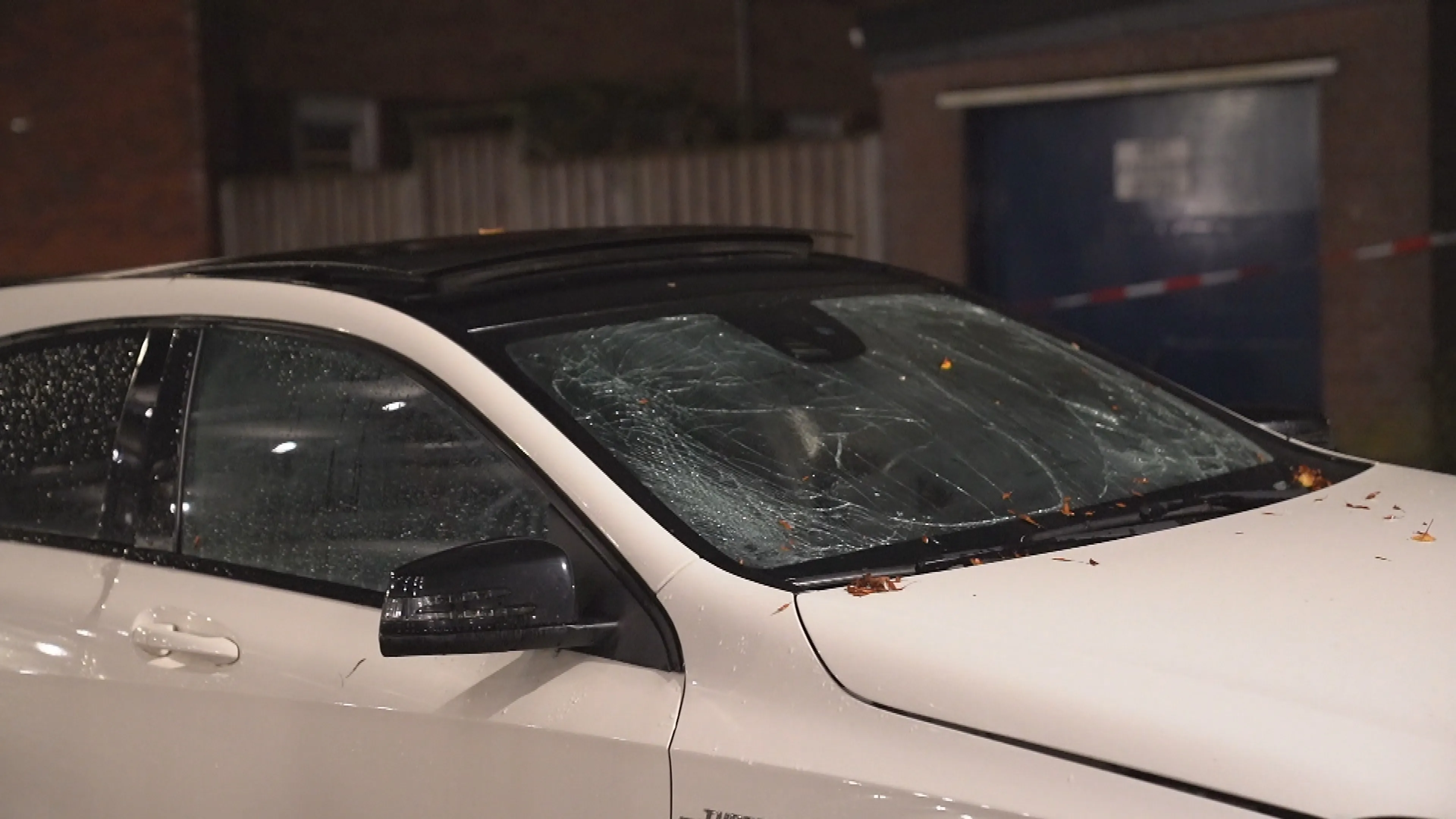 Explosief gaat af bij auto in Den Bosch, weg bezaaid met glas