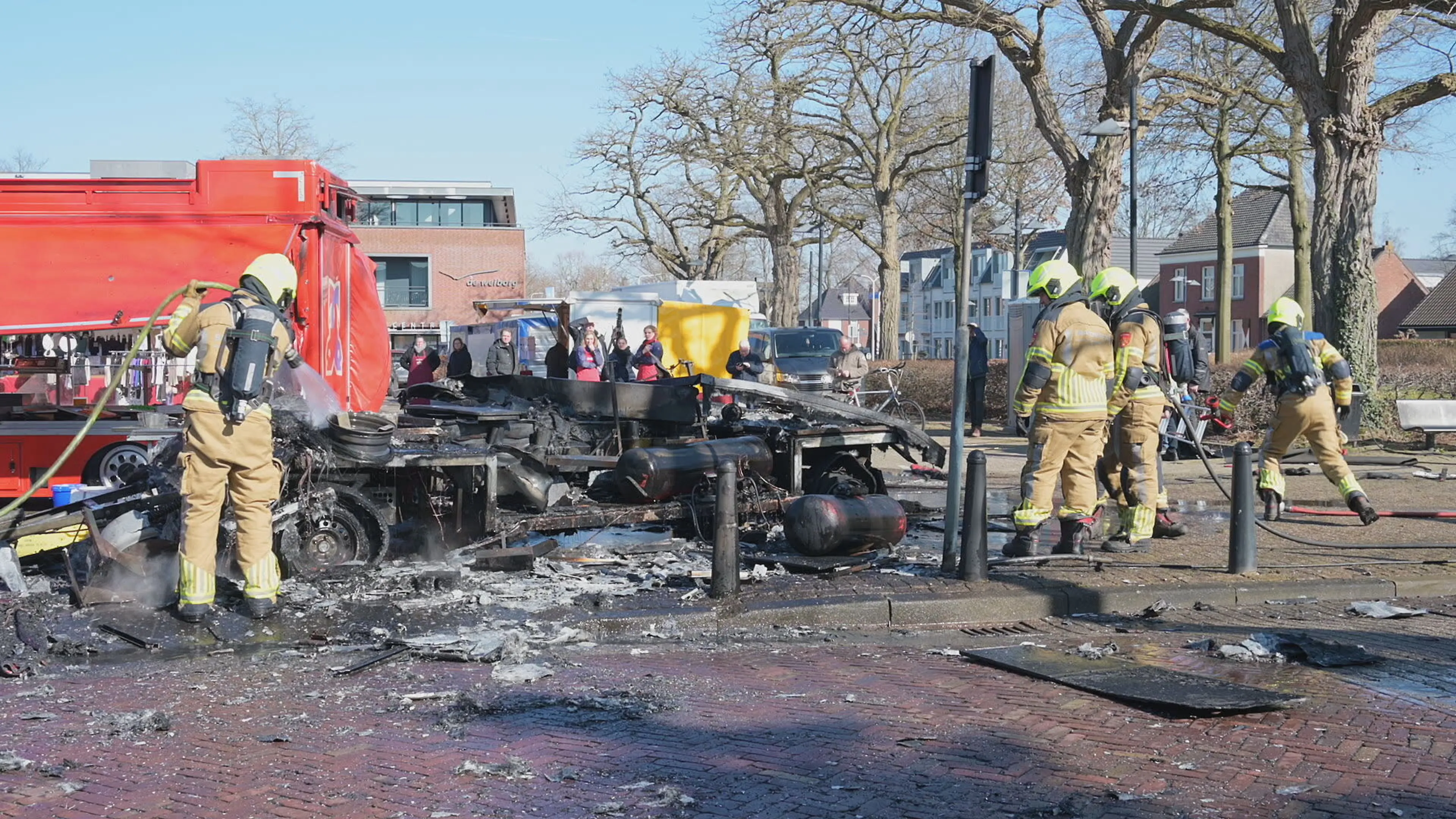 Viskraam ontploft tijdens drukke markt in Zundert, visboer voorkomt erger
