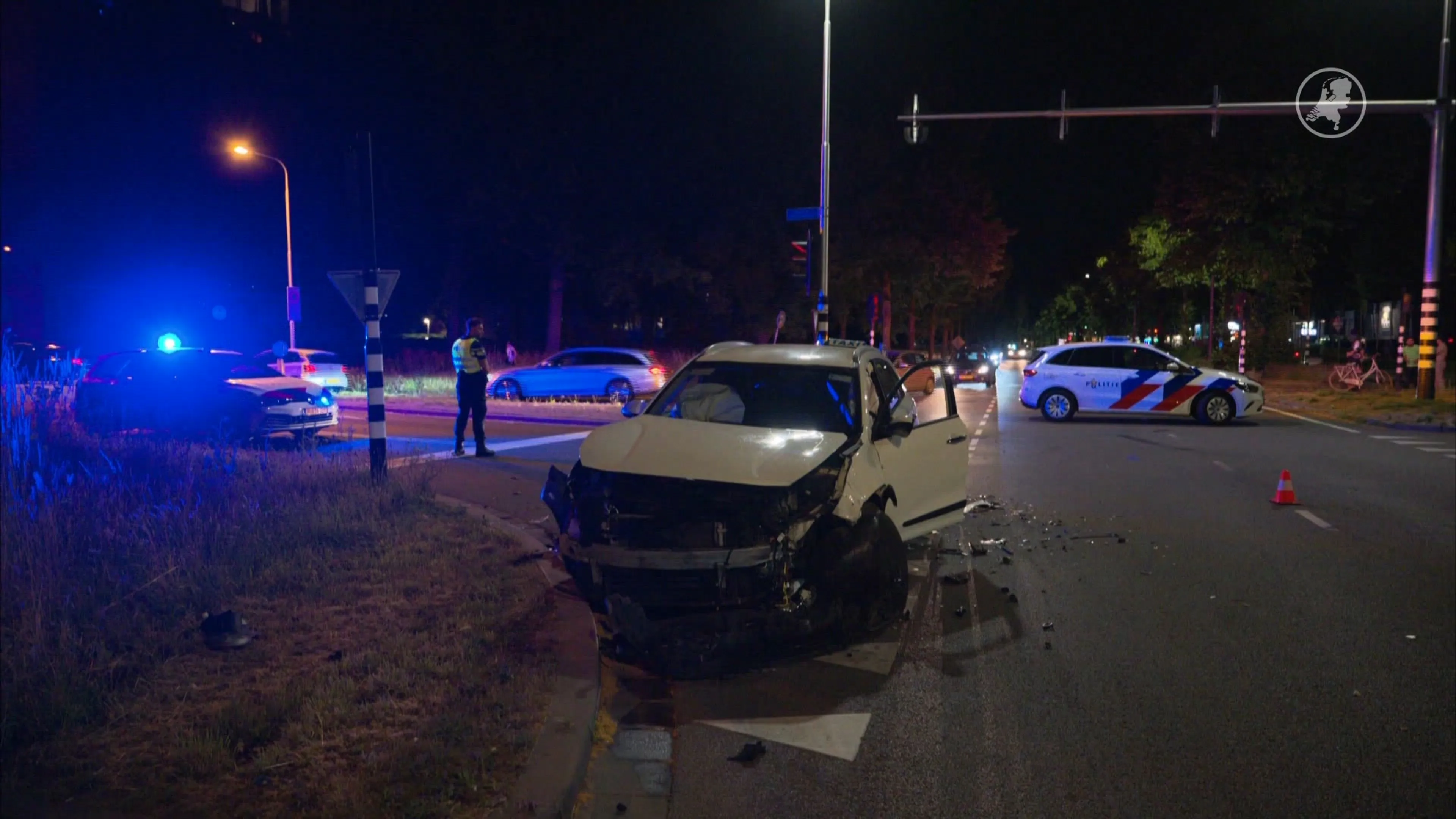 Man steelt taxi in Tilburg en rijdt daarmee vrouw aan