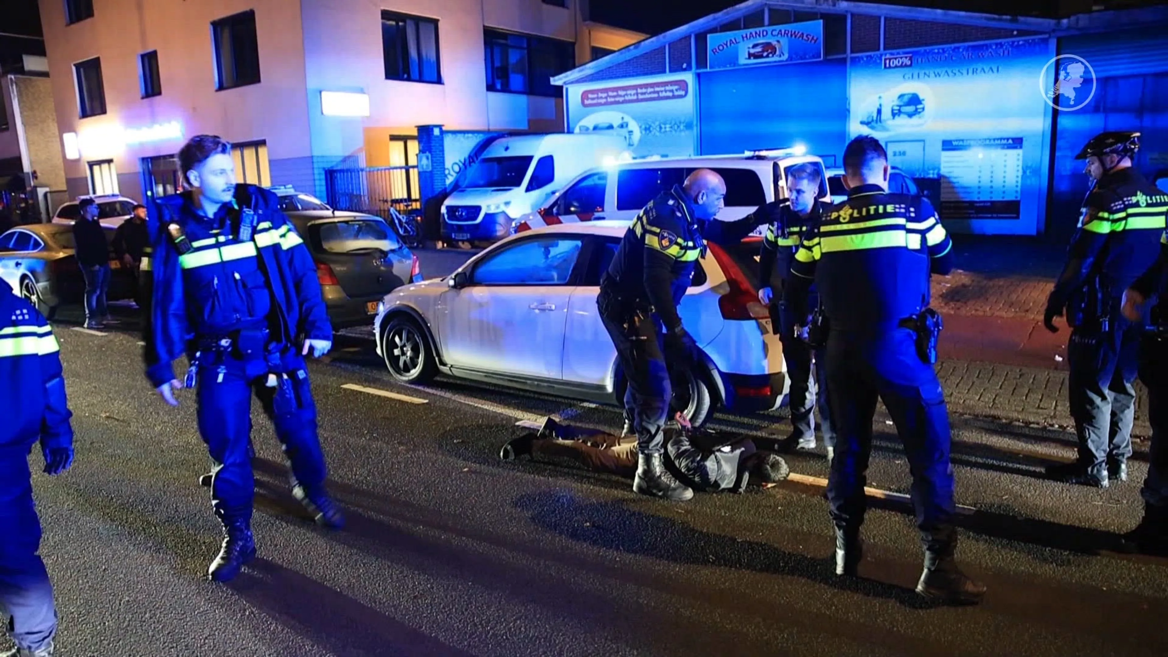 Auto kapotgeslagen tijdens grote ruzie bij zalencentrum, twee mannen aangehouden