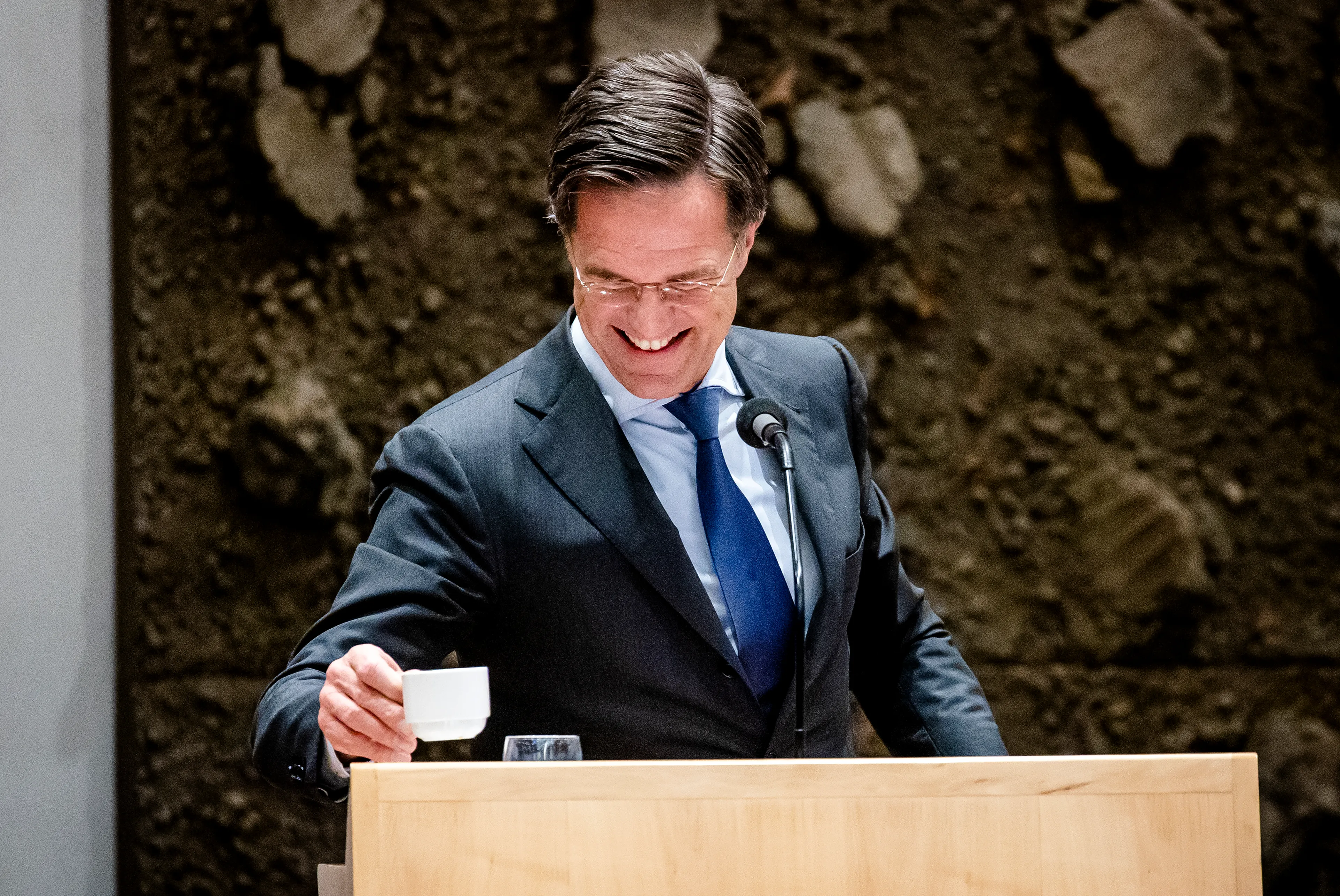 VIDEO: Rutte vloekt in Tweede Kamer na incident met kop koffie