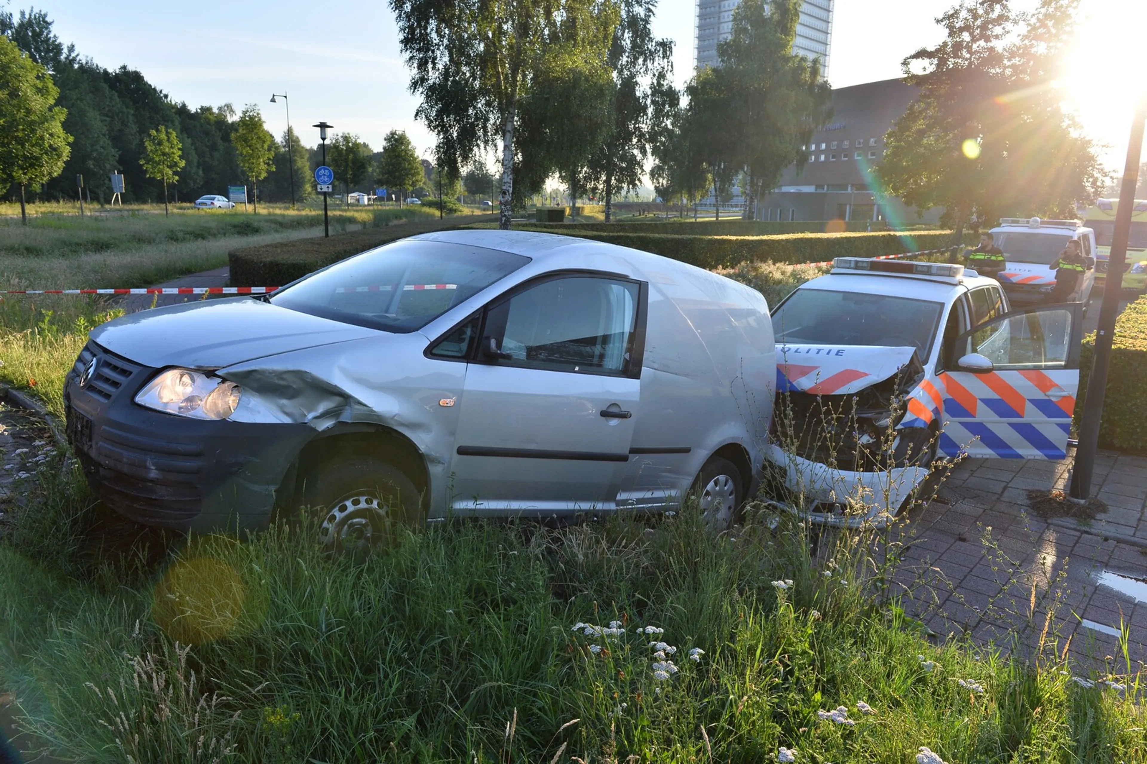 Verdachte raakt gewond bij wilde politieachtervolging door Apeldoorn die eindigt in crash