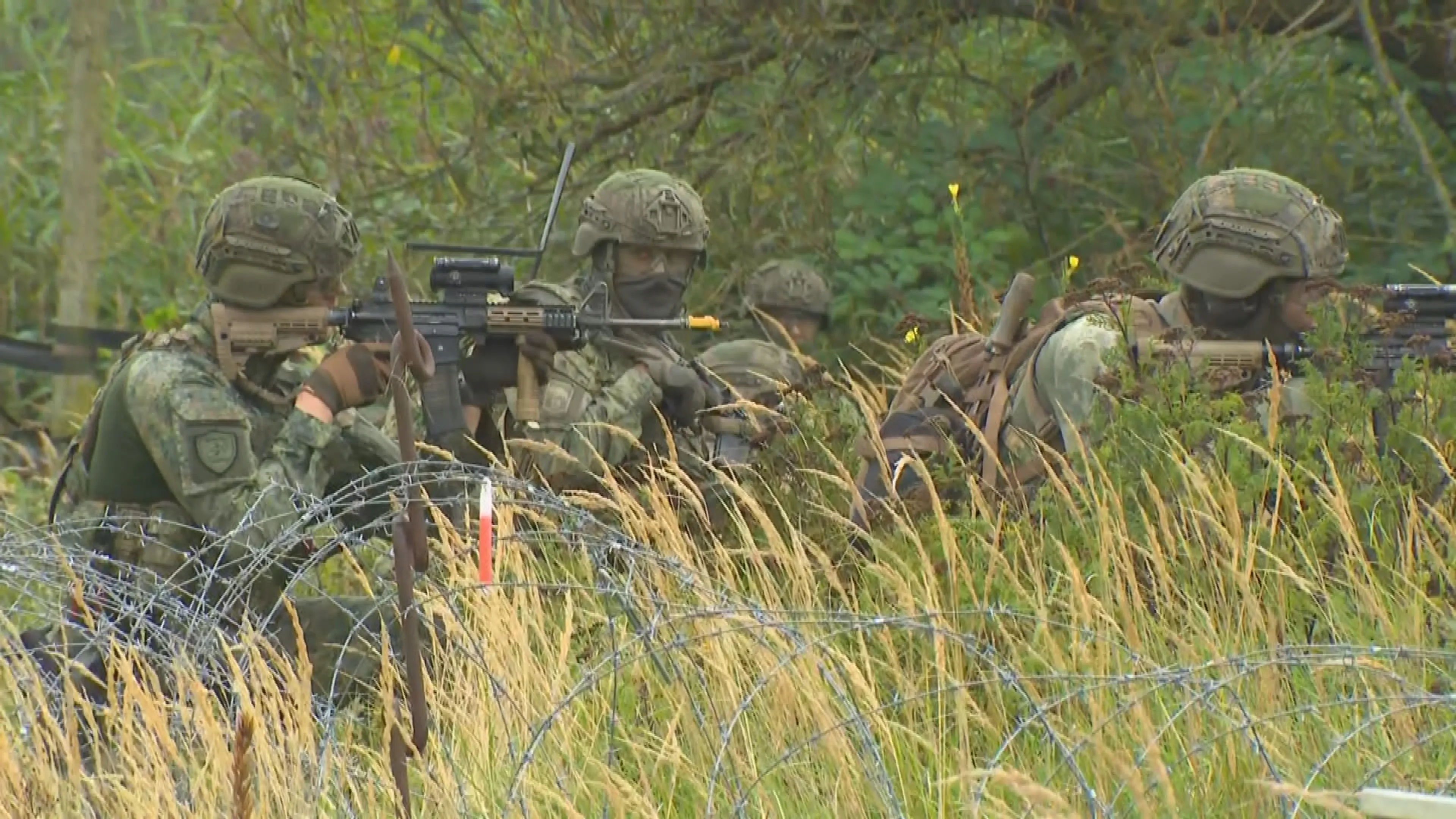 Militairen oefenen met losse flodders middenin woonwijk Sliedrecht